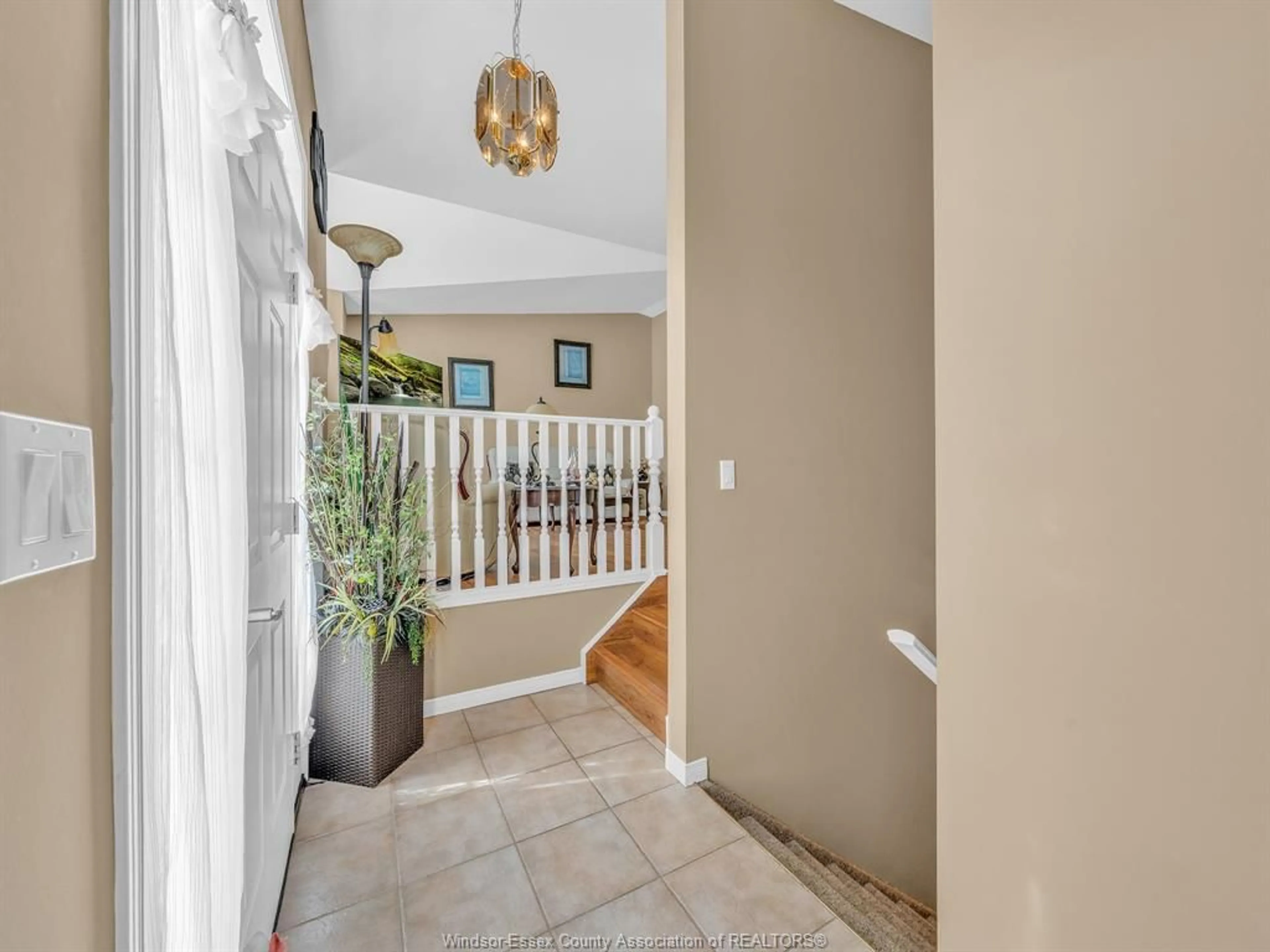 Indoor entryway for 967 WRIDE Ave, Kingsville Ontario N9Y 3E9