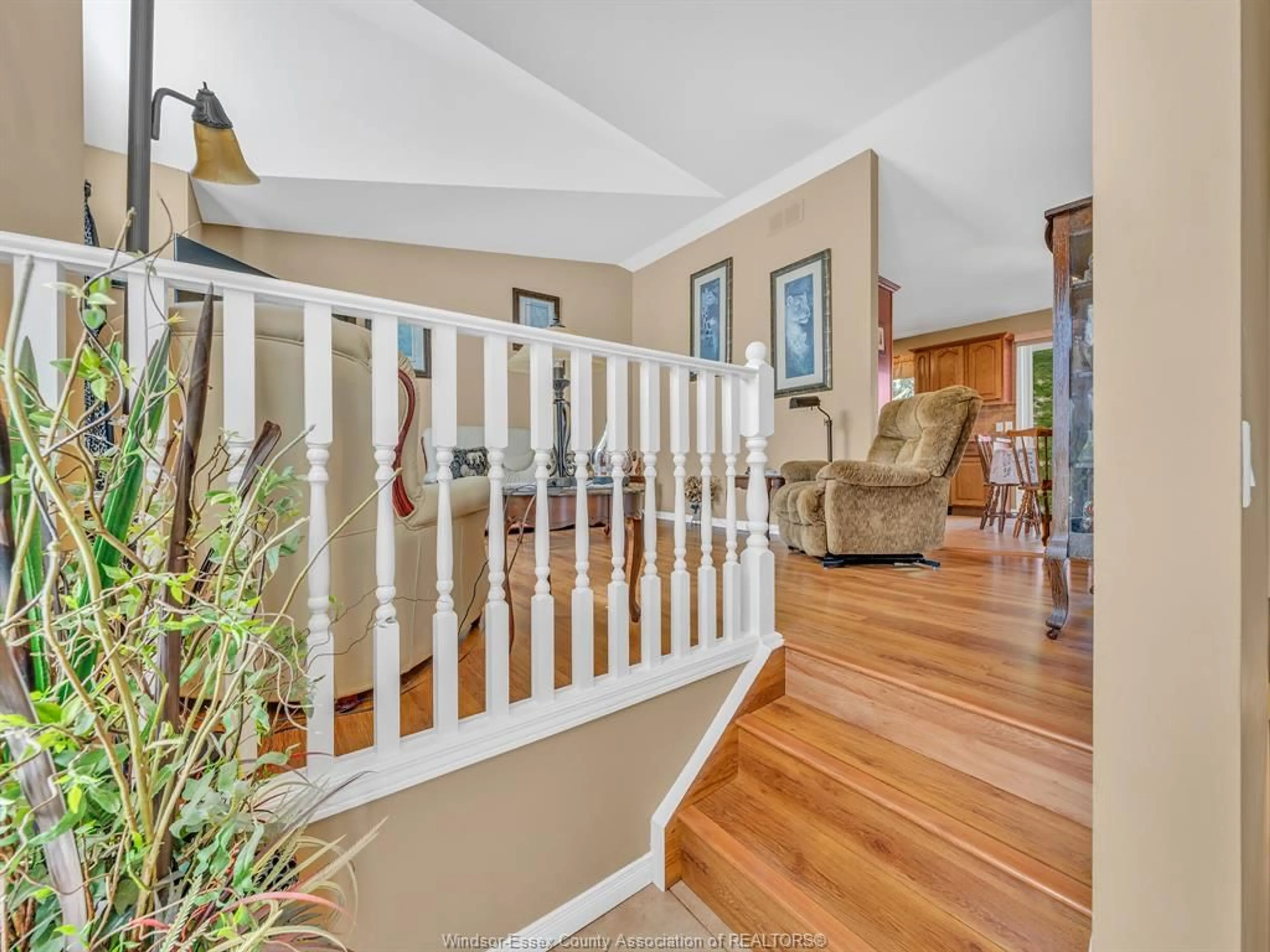 Indoor foyer for 967 WRIDE Ave, Kingsville Ontario N9Y 3E9