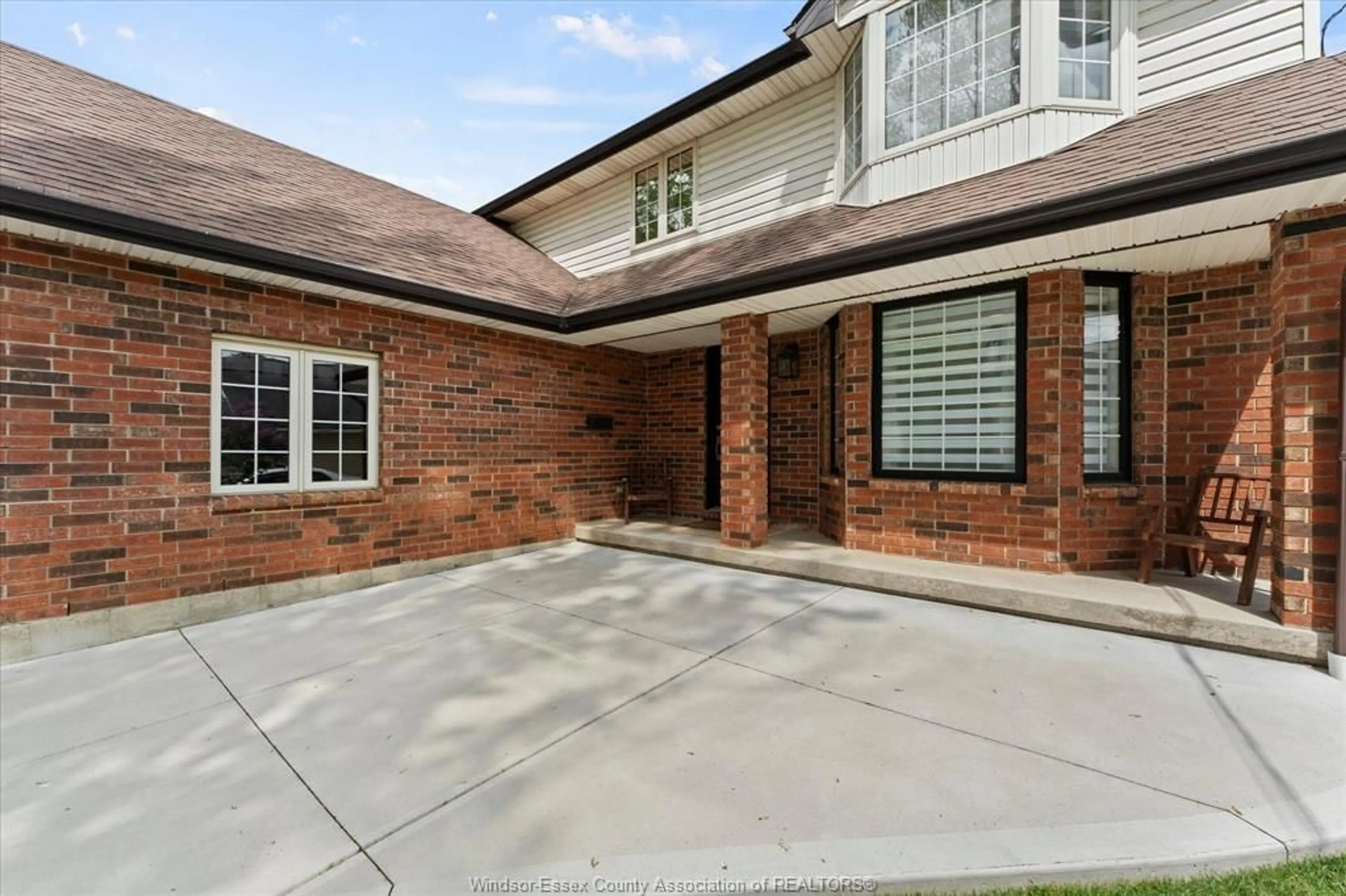 Home with brick exterior material, street for 570 JARVIS Ave, Windsor Ontario N8P 1C9