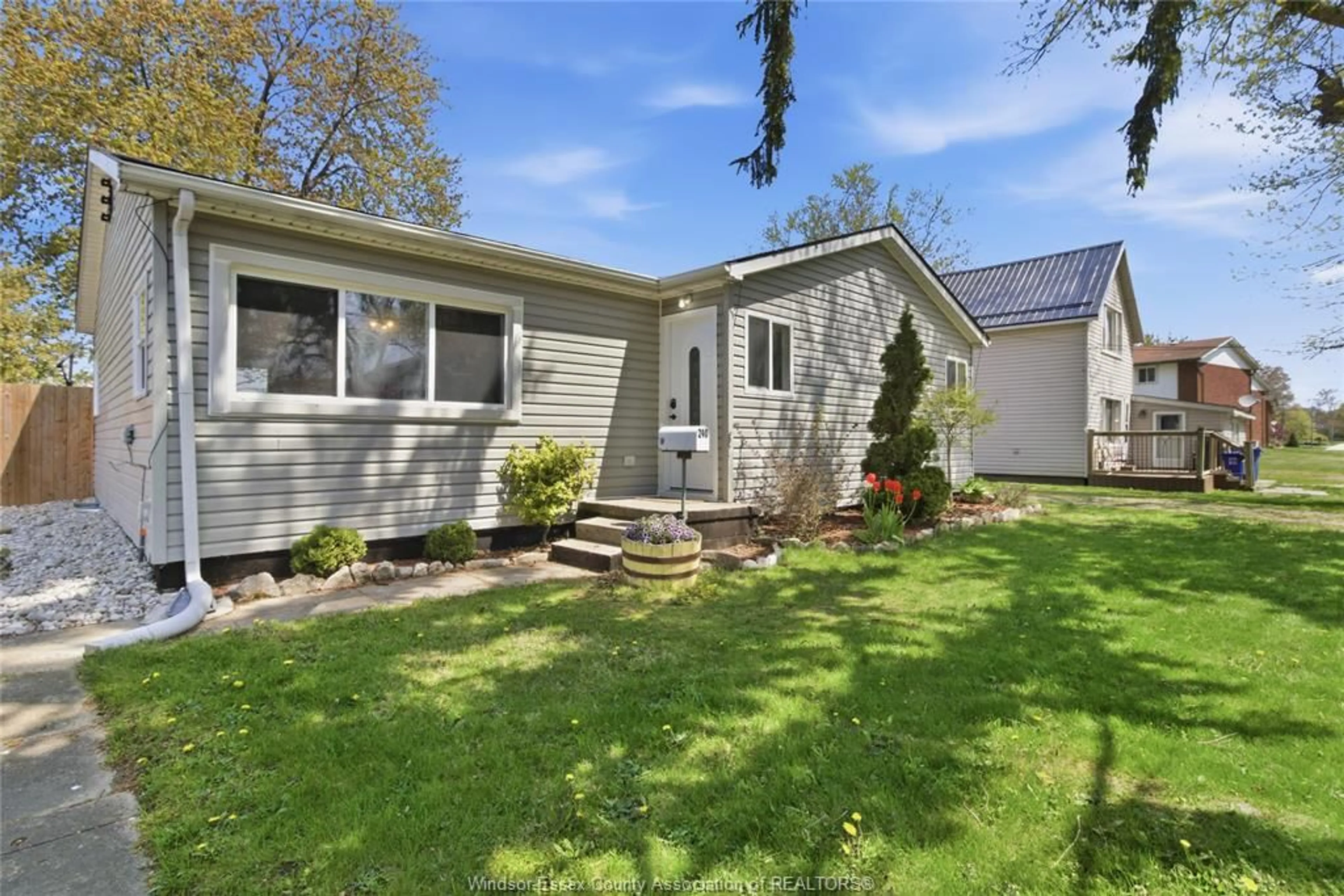 Home with vinyl exterior material, street for 240 LAKEVIEW Ave, Kingsville Ontario N9Y 1N9