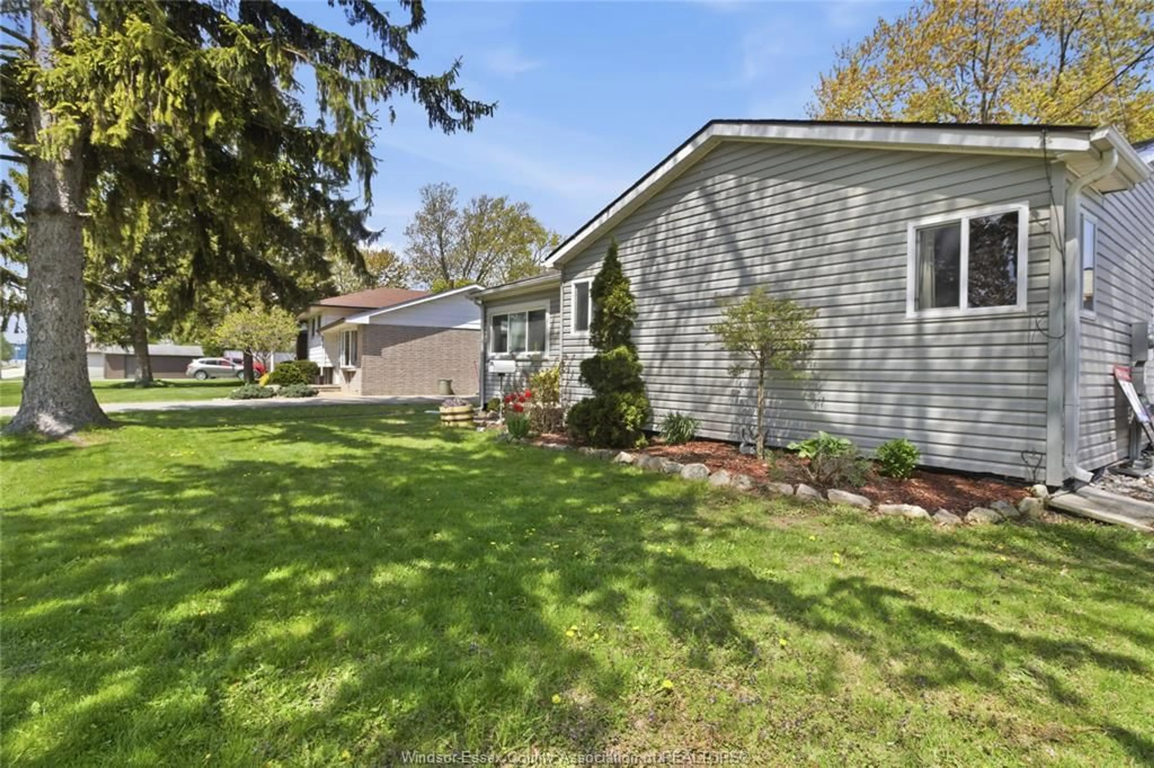 Home with vinyl exterior material, street for 240 LAKEVIEW Ave, Kingsville Ontario N9Y 1N9