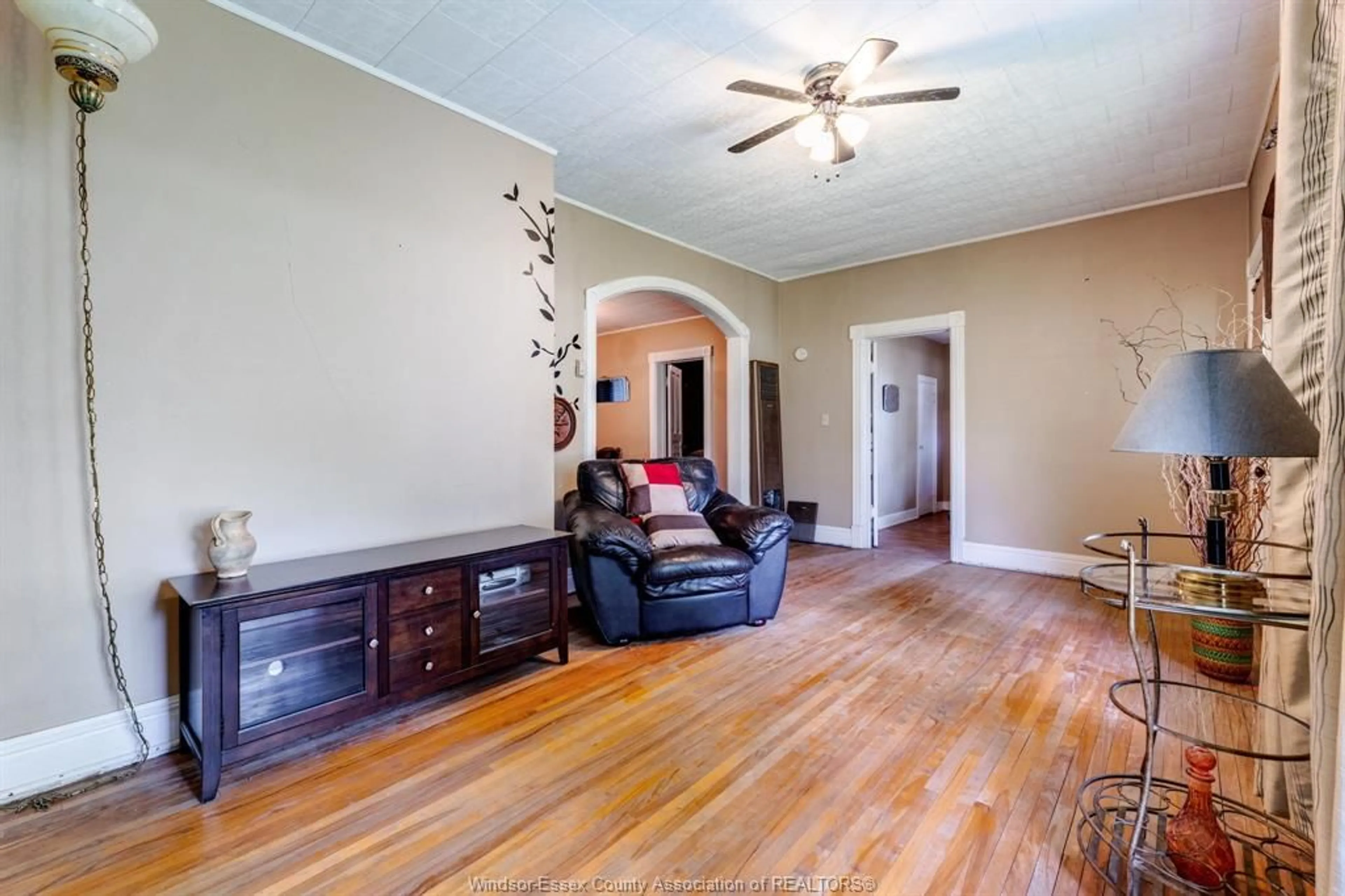 Living room with furniture, wood/laminate floor for 250 Road 3, Kingsville Ontario N9Y 2E5