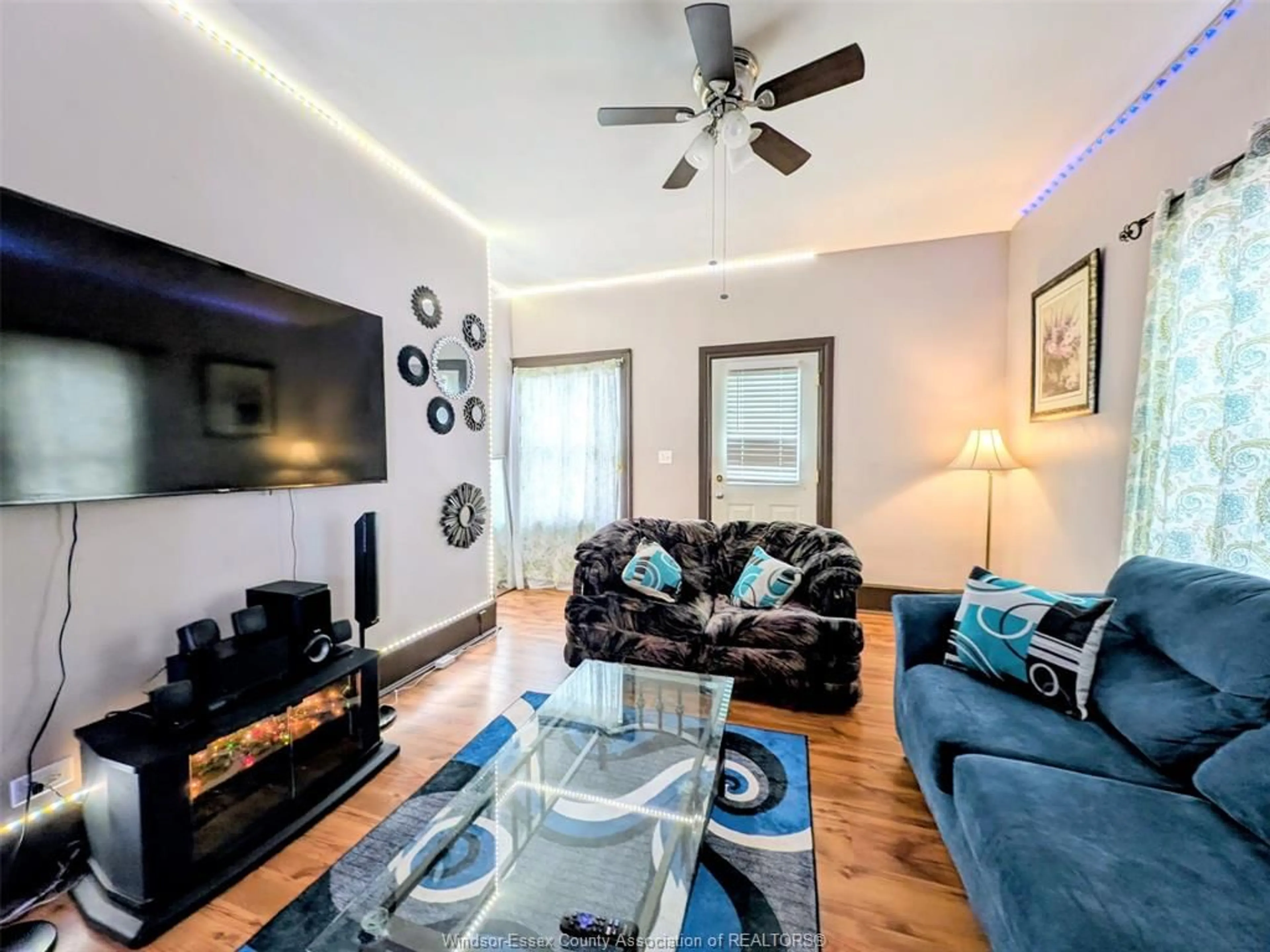 Living room with furniture, wood/laminate floor for 77 ASKEW, Leamington Ontario N8H 1Y1
