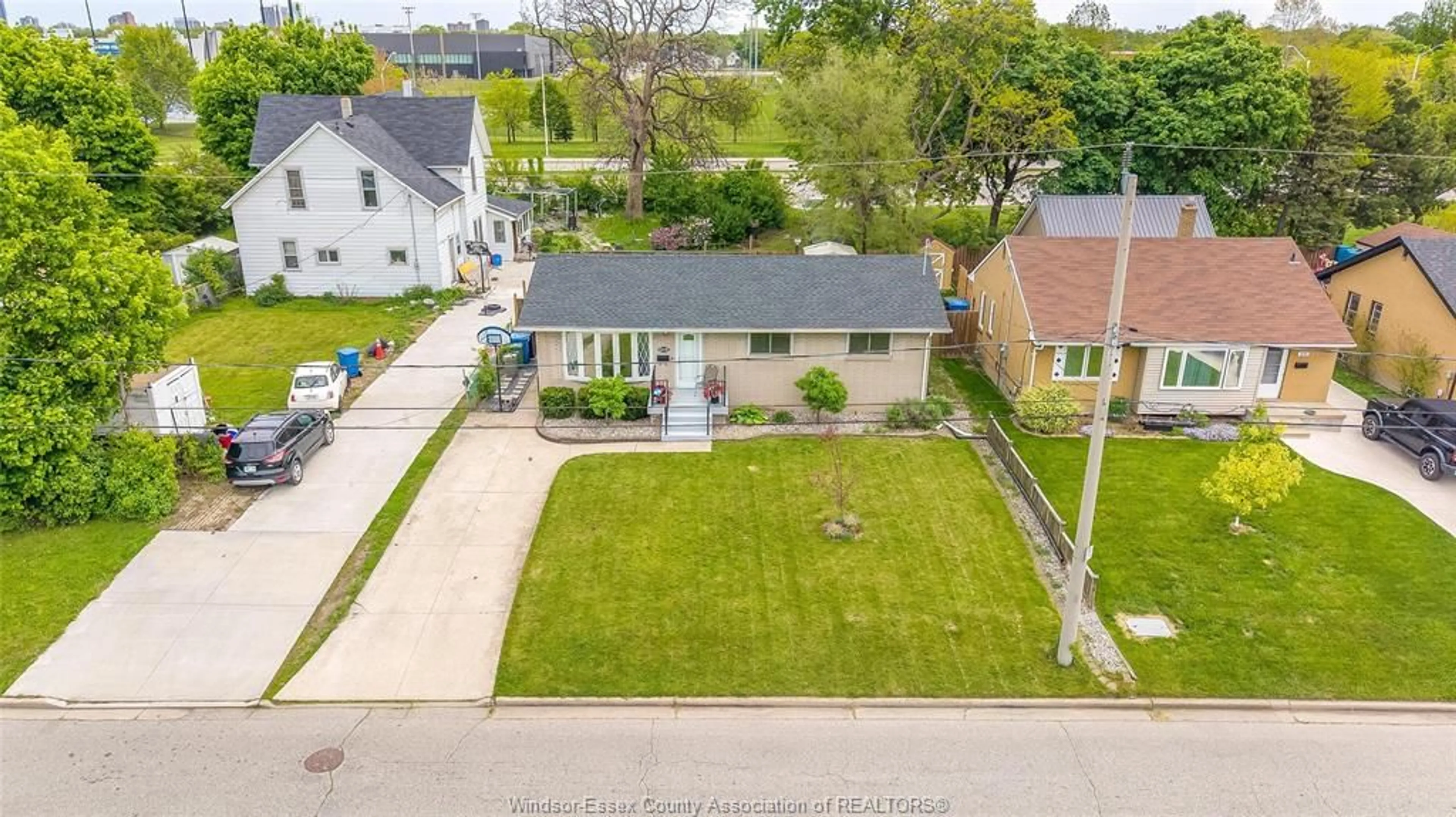 A pic from outside/outdoor area/front of a property/back of a property/a pic from drone, street for 1038 DOT Ave, Windsor Ontario N9C 3H8