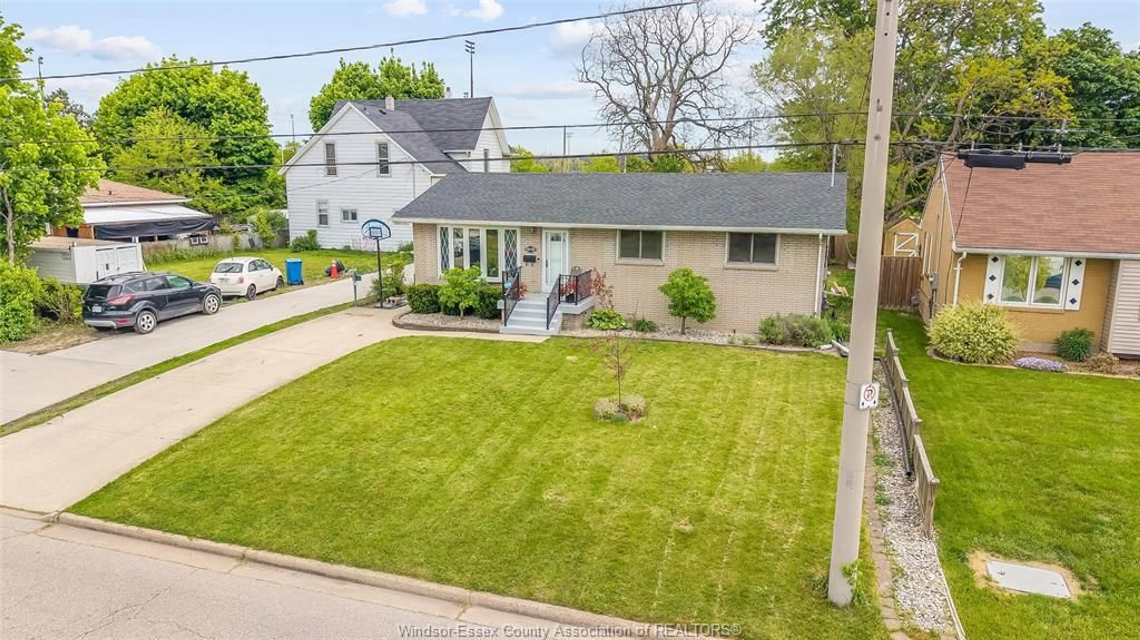 A pic from outside/outdoor area/front of a property/back of a property/a pic from drone, street for 1038 DOT Ave, Windsor Ontario N9C 3H8