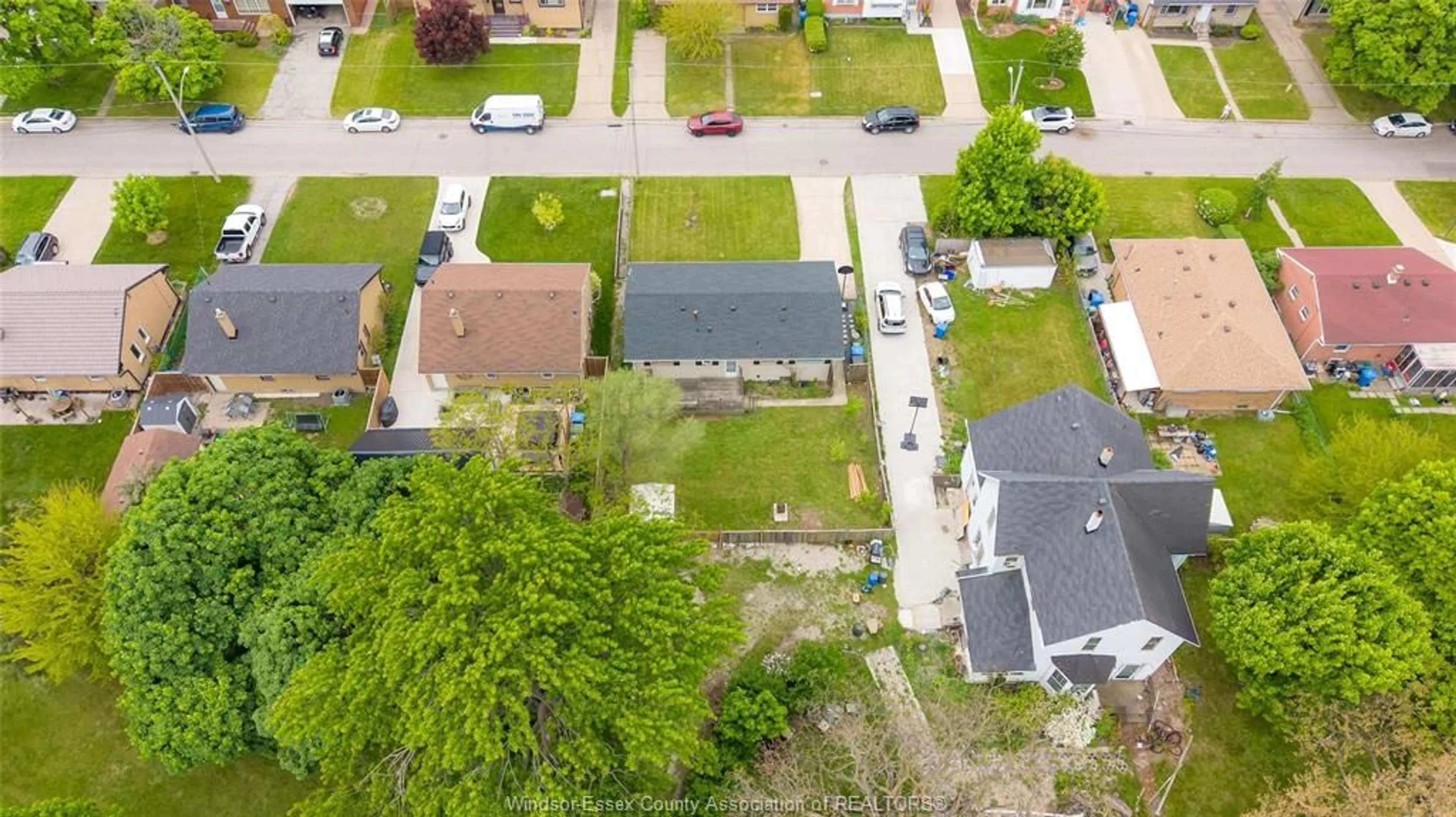 A pic from outside/outdoor area/front of a property/back of a property/a pic from drone, street for 1038 DOT Ave, Windsor Ontario N9C 3H8