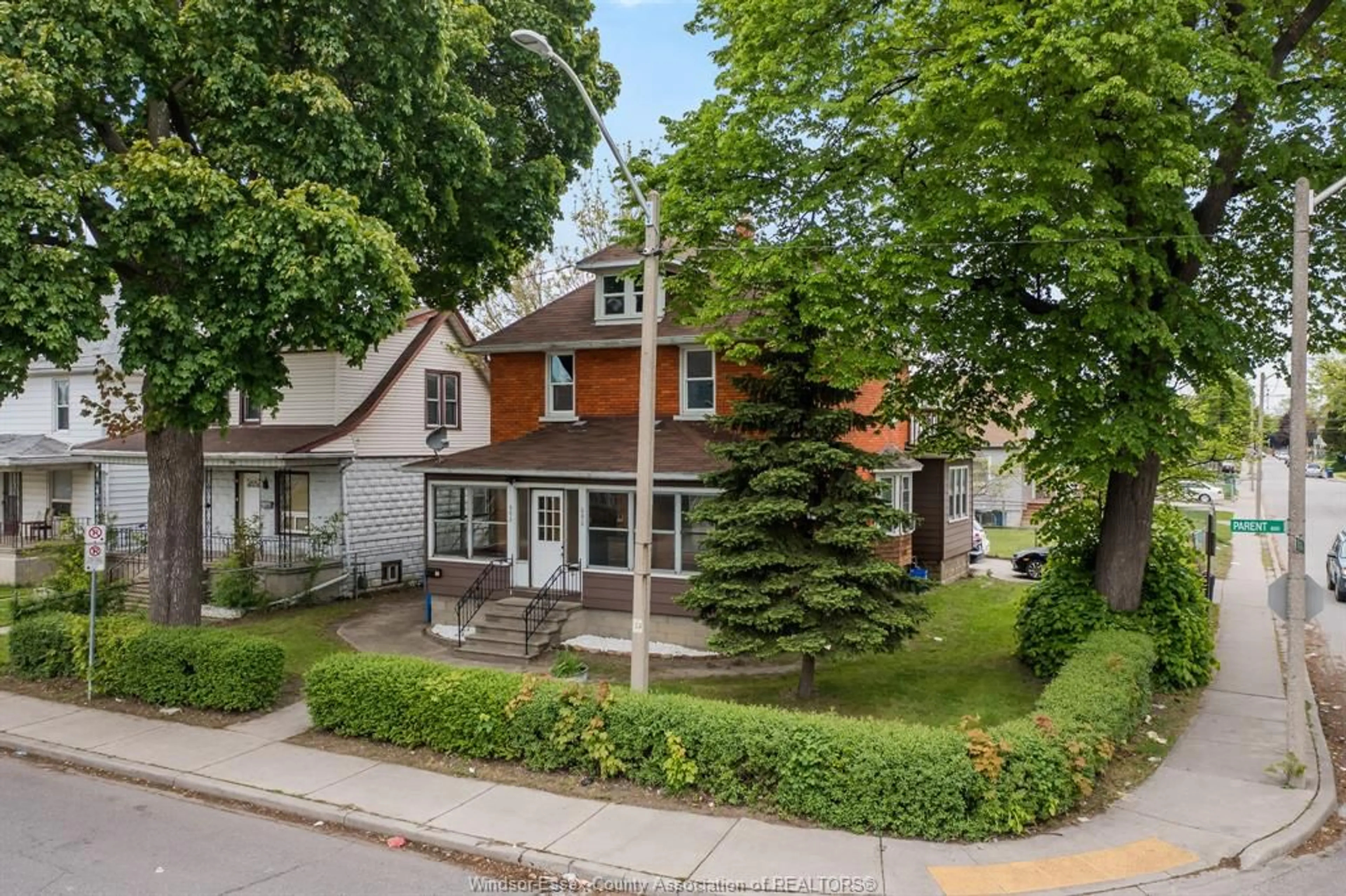 Unknown for 688-690 PARENT Ave, Windsor Ontario N9A 2C5