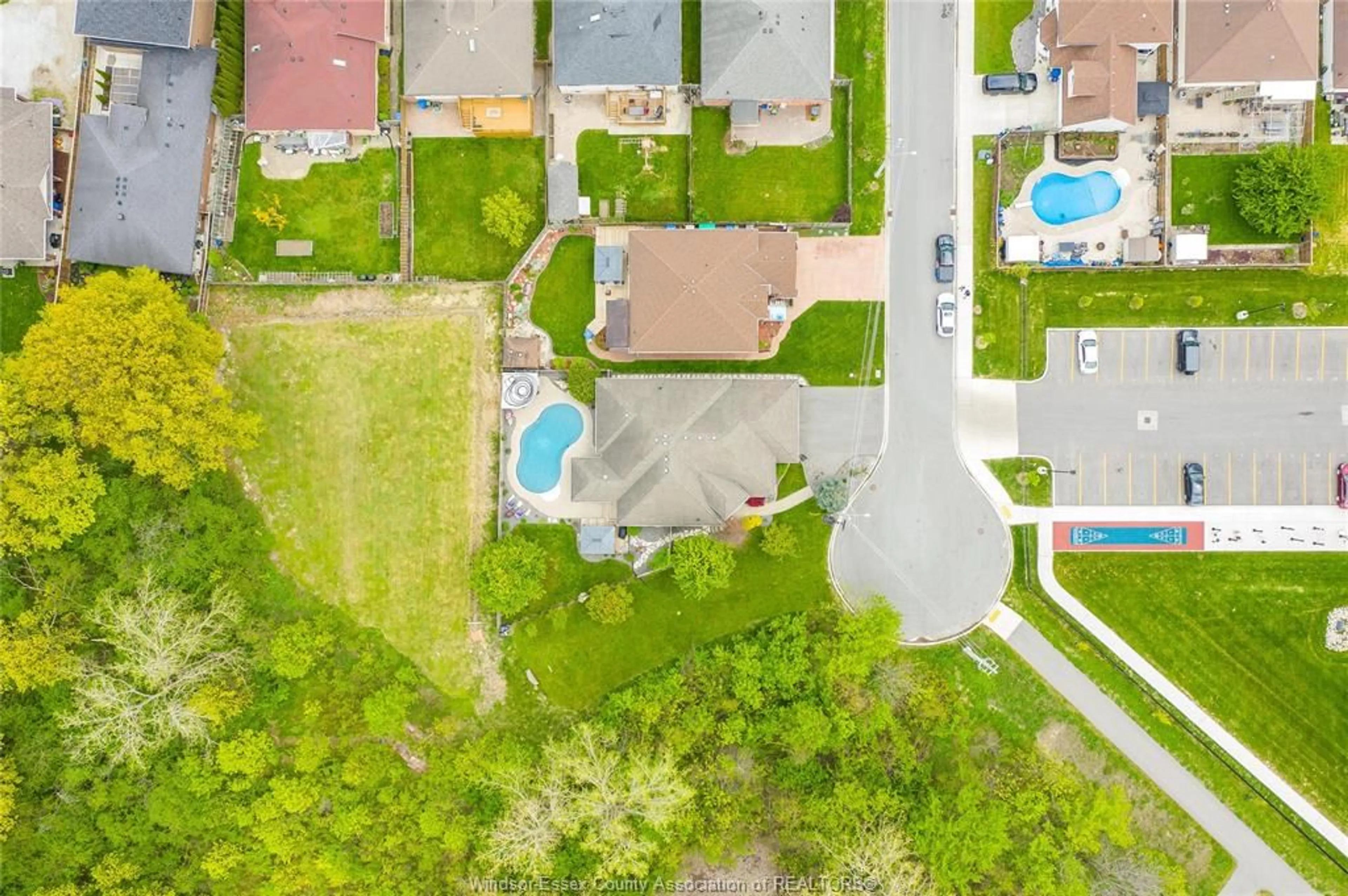 A pic from outside/outdoor area/front of a property/back of a property/a pic from drone, street for 7840 STELLA Cres, Windsor Ontario N8T 3R8
