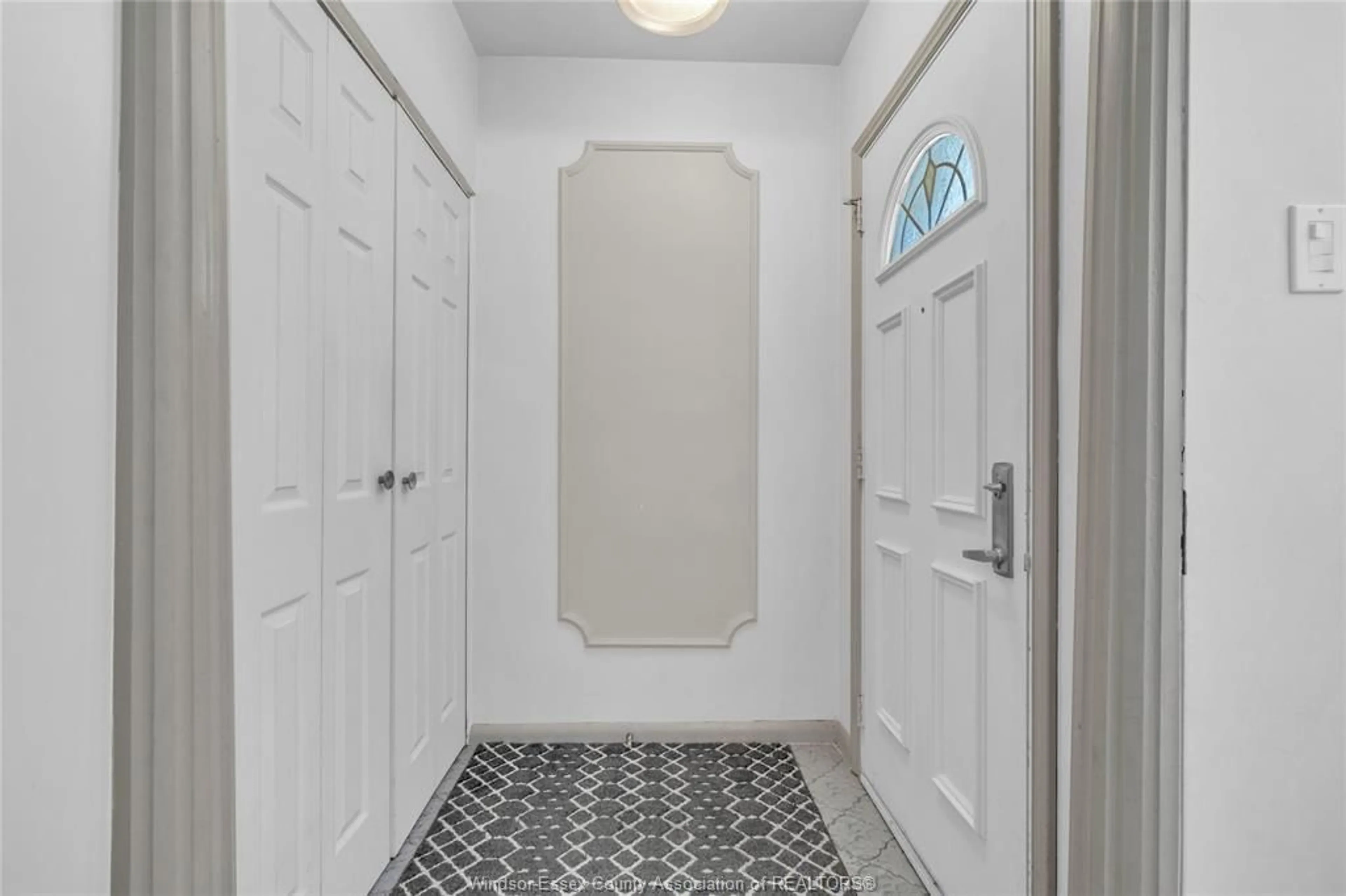 Indoor entryway for 855 GREENDALE, Windsor Ontario N8S 4A9