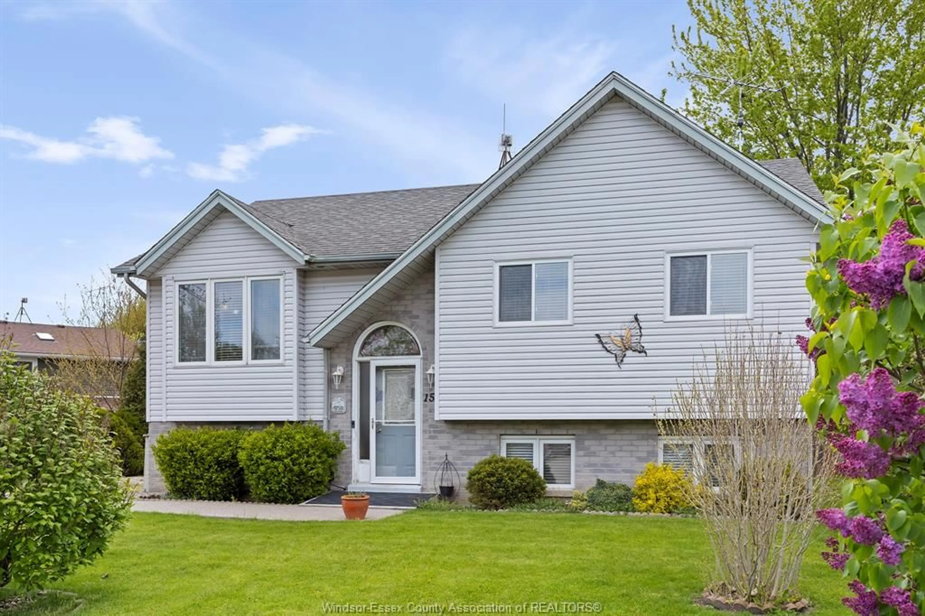 Home with vinyl exterior material, street for 150 ROSEANN Dr, Harrow Ontario N0R 1G0