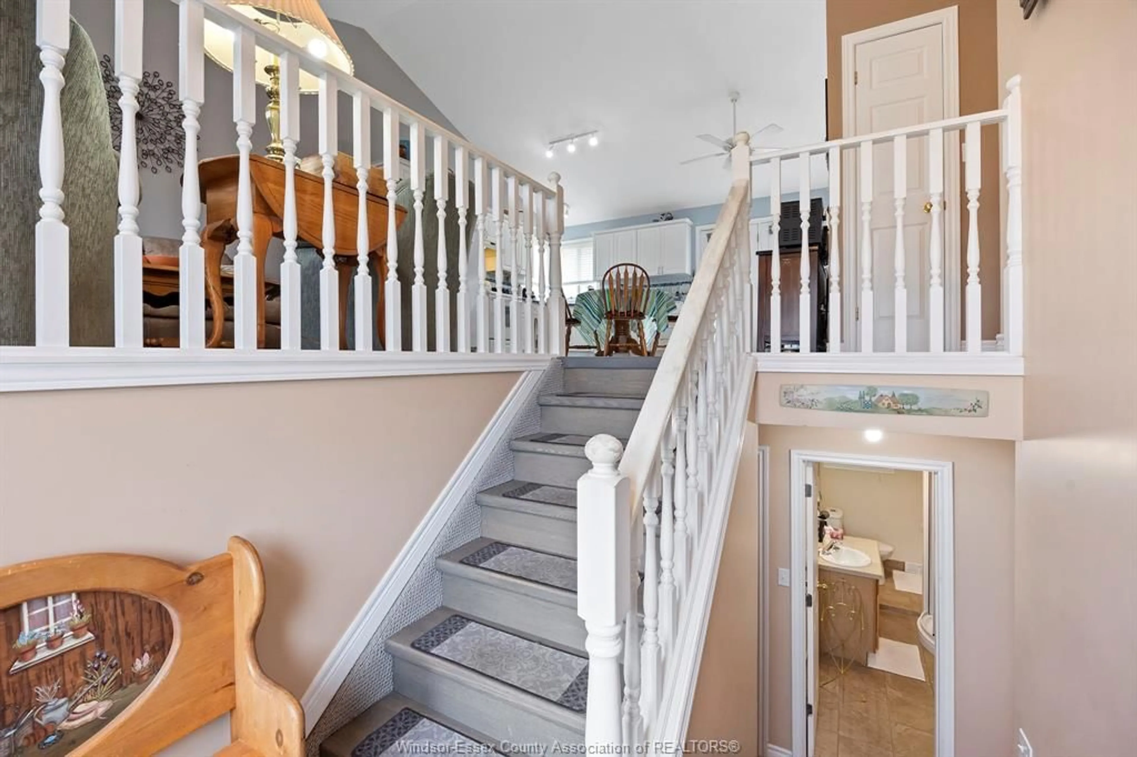 Indoor foyer for 150 ROSEANN Dr, Harrow Ontario N0R 1G0