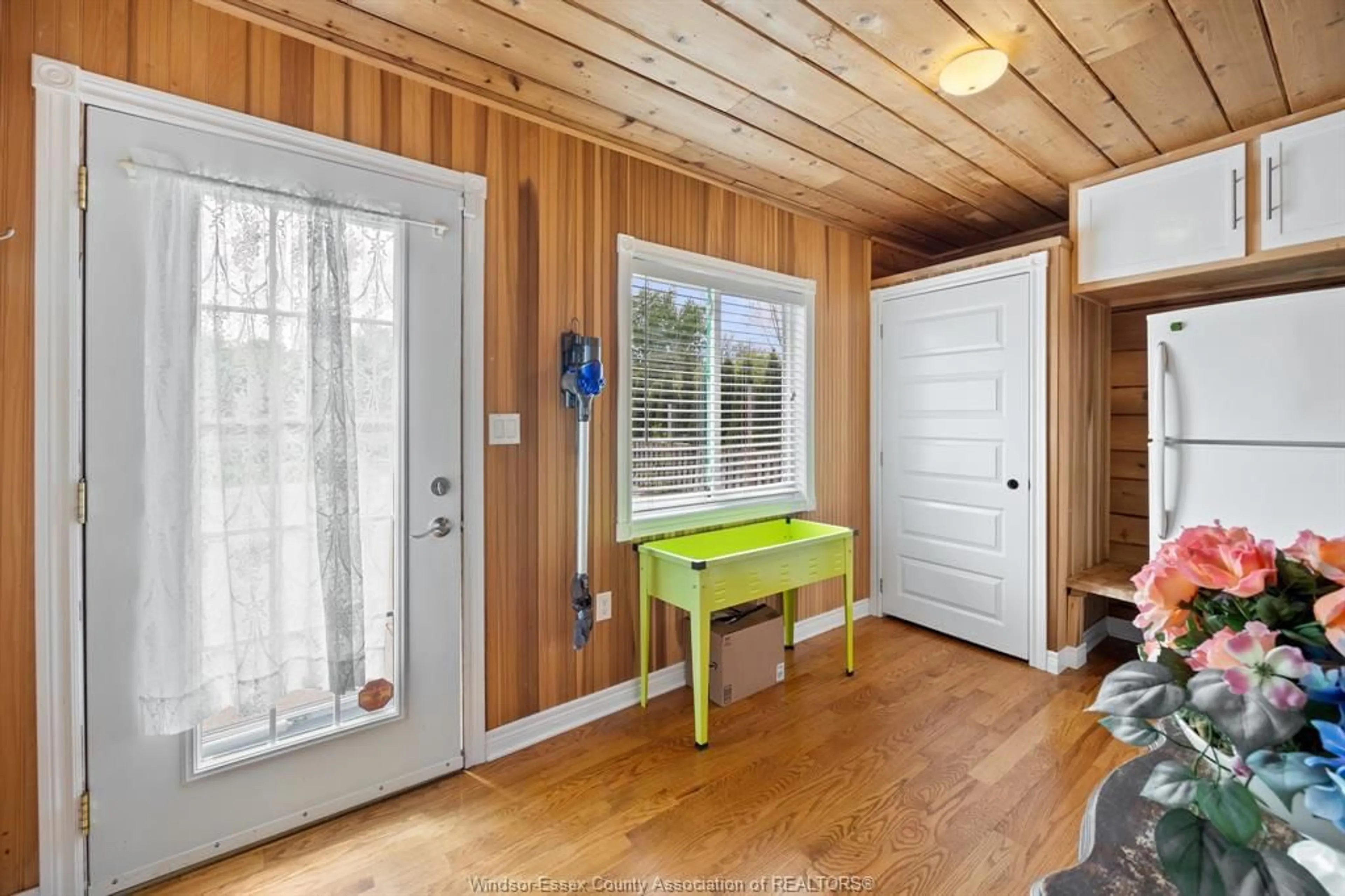 Indoor entryway for 689 ROSS BEACH, Lakeshore Ontario N8L 0H1