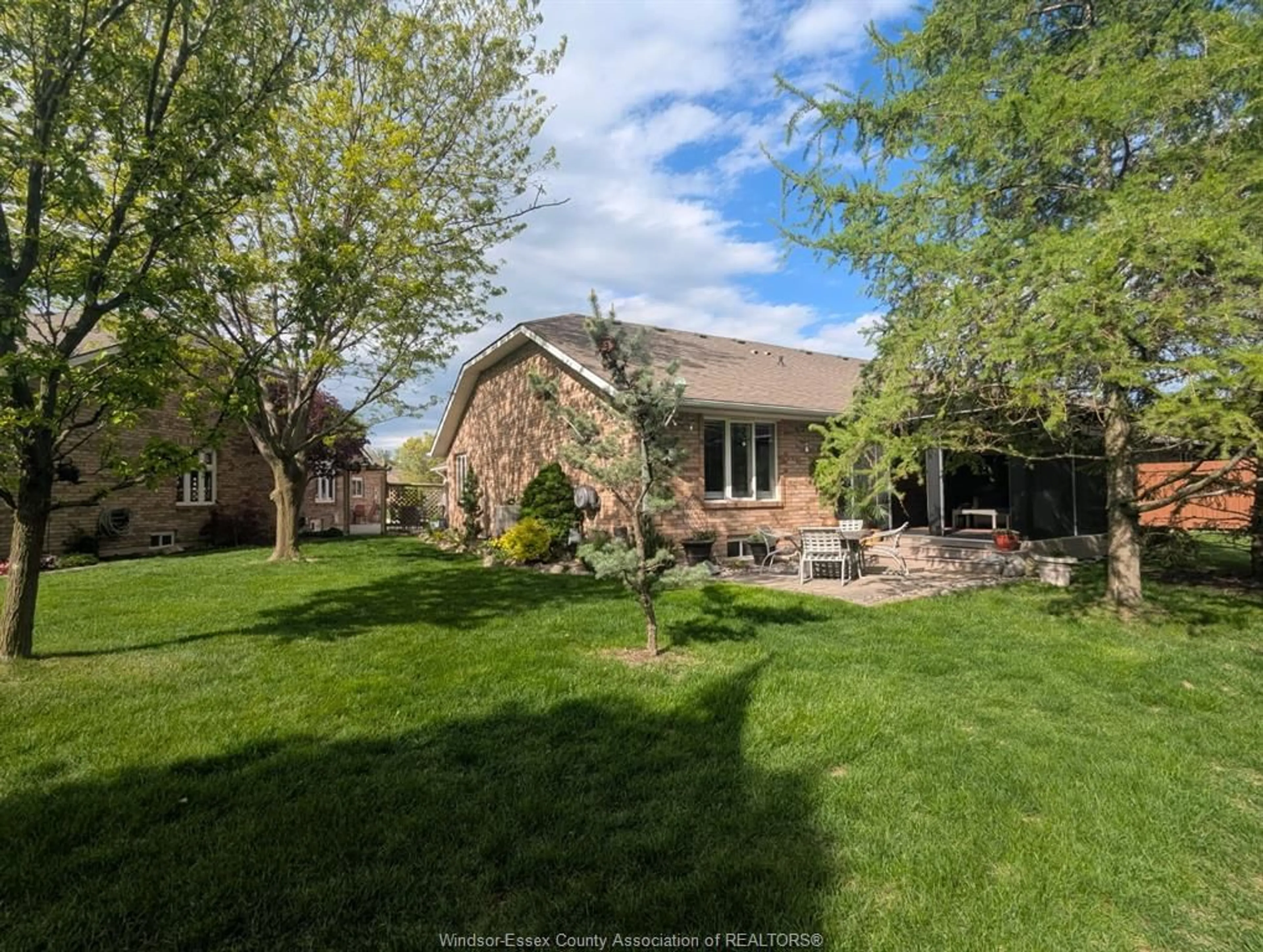 A pic from outside/outdoor area/front of a property/back of a property/a pic from drone, unknown for 1305 Laurel Bay Crt, Windsor Ontario N8P 1M9