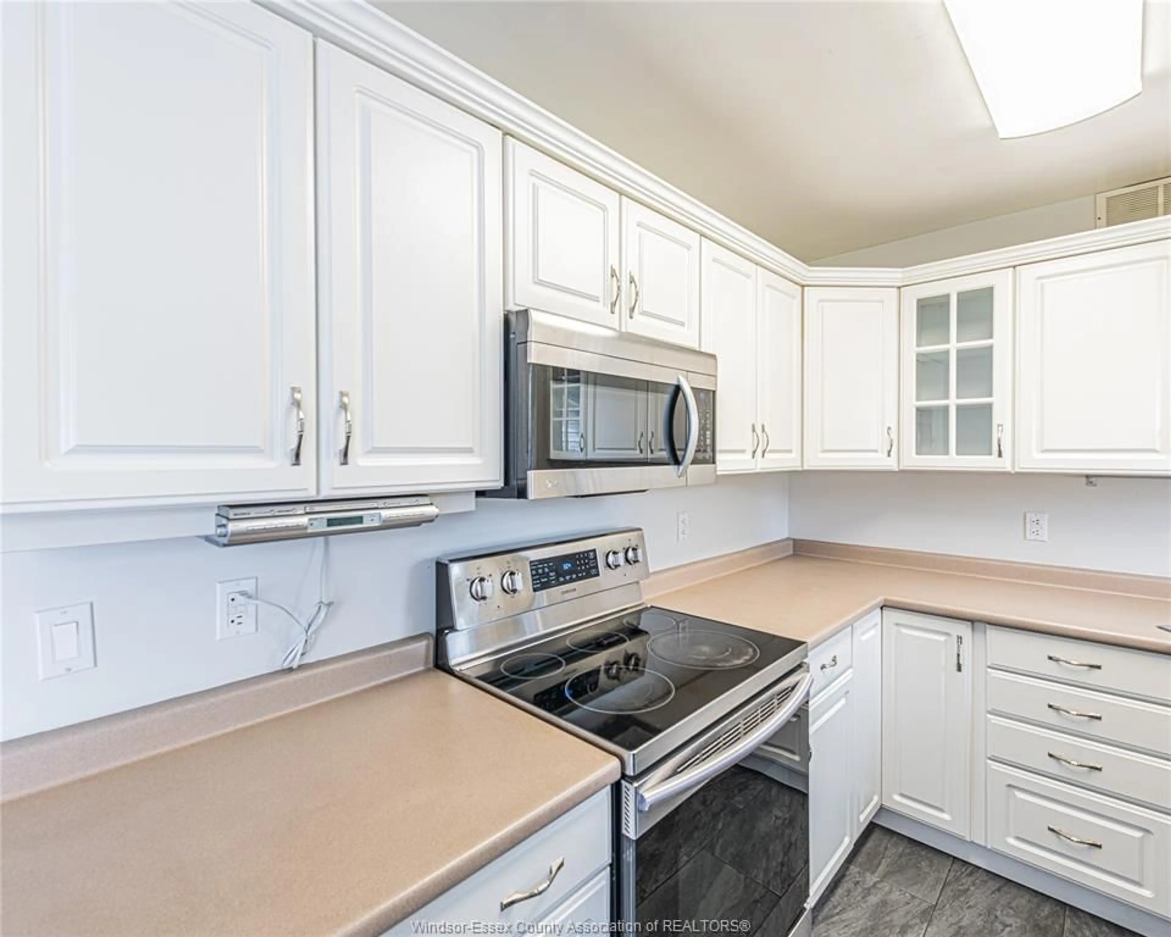 Standard kitchen, unknown for 3170 ACADEMY Dr, Windsor Ontario N9E 2H4