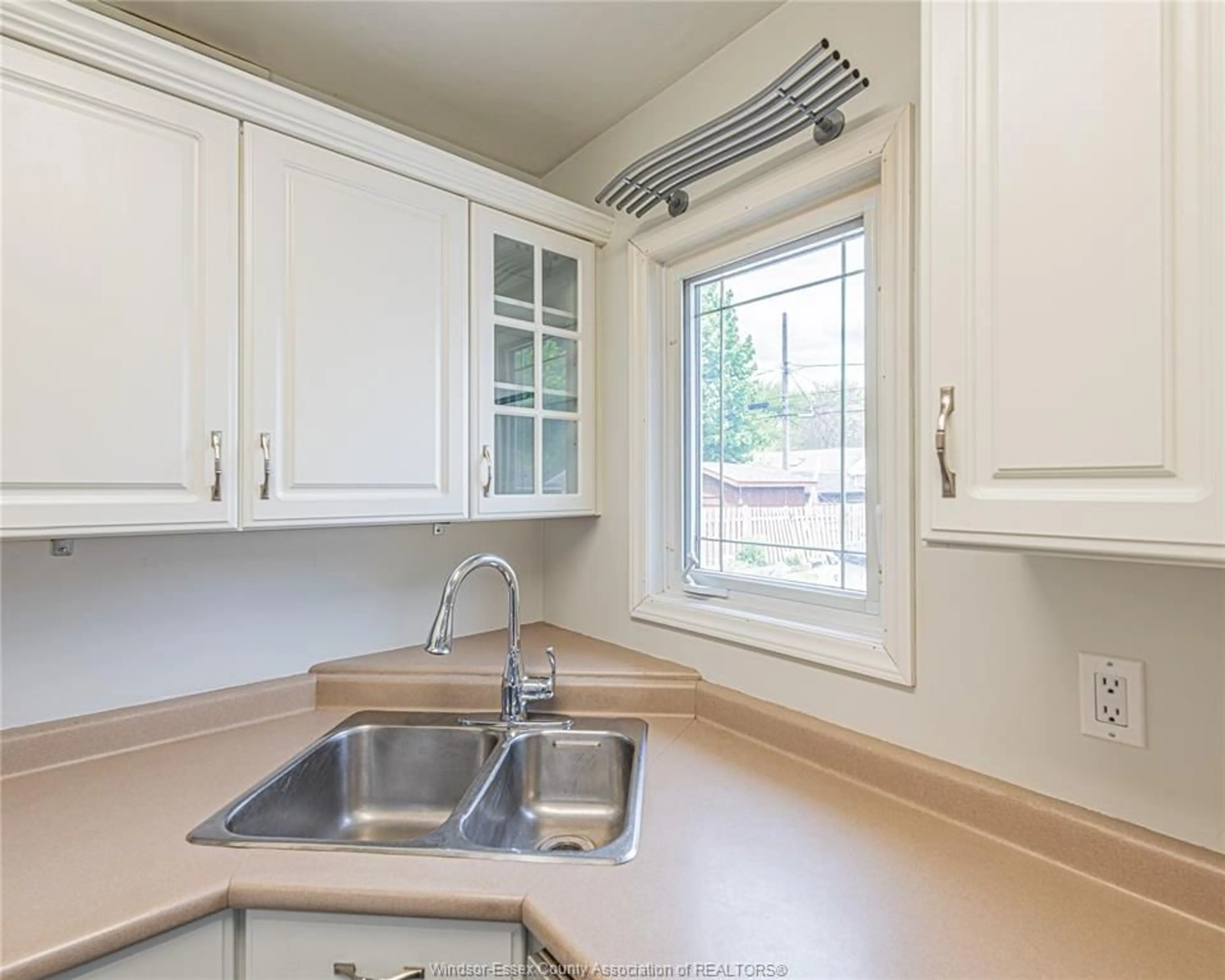 Standard kitchen, unknown for 3170 ACADEMY Dr, Windsor Ontario N9E 2H4