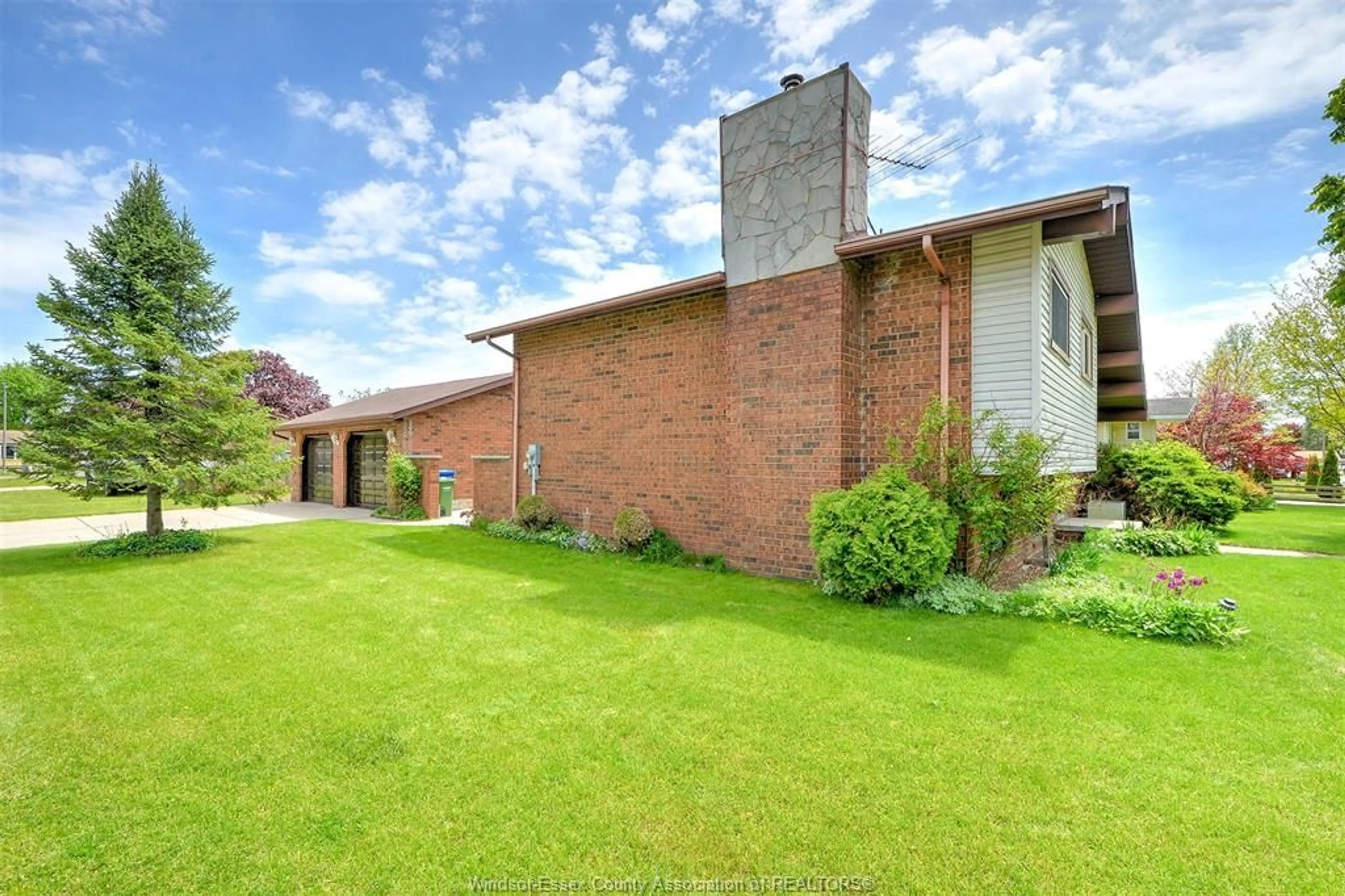 A pic from outside/outdoor area/front of a property/back of a property/a pic from drone, building for 204 PEARSON Dr, Harrow Ontario N0R 1G0