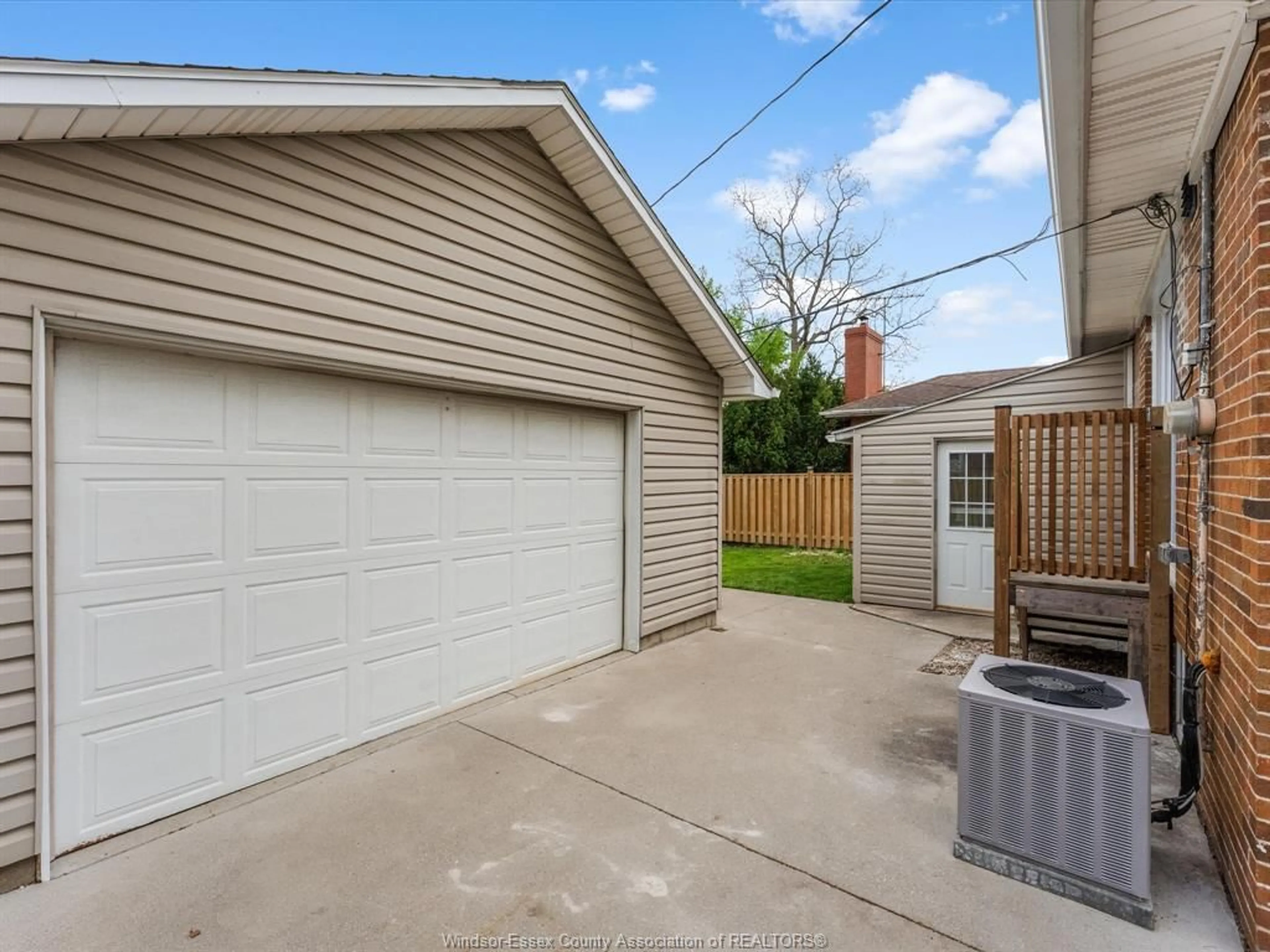 Indoor garage for 840 ROSSINI Blvd, Windsor Ontario N8Y 2Z3