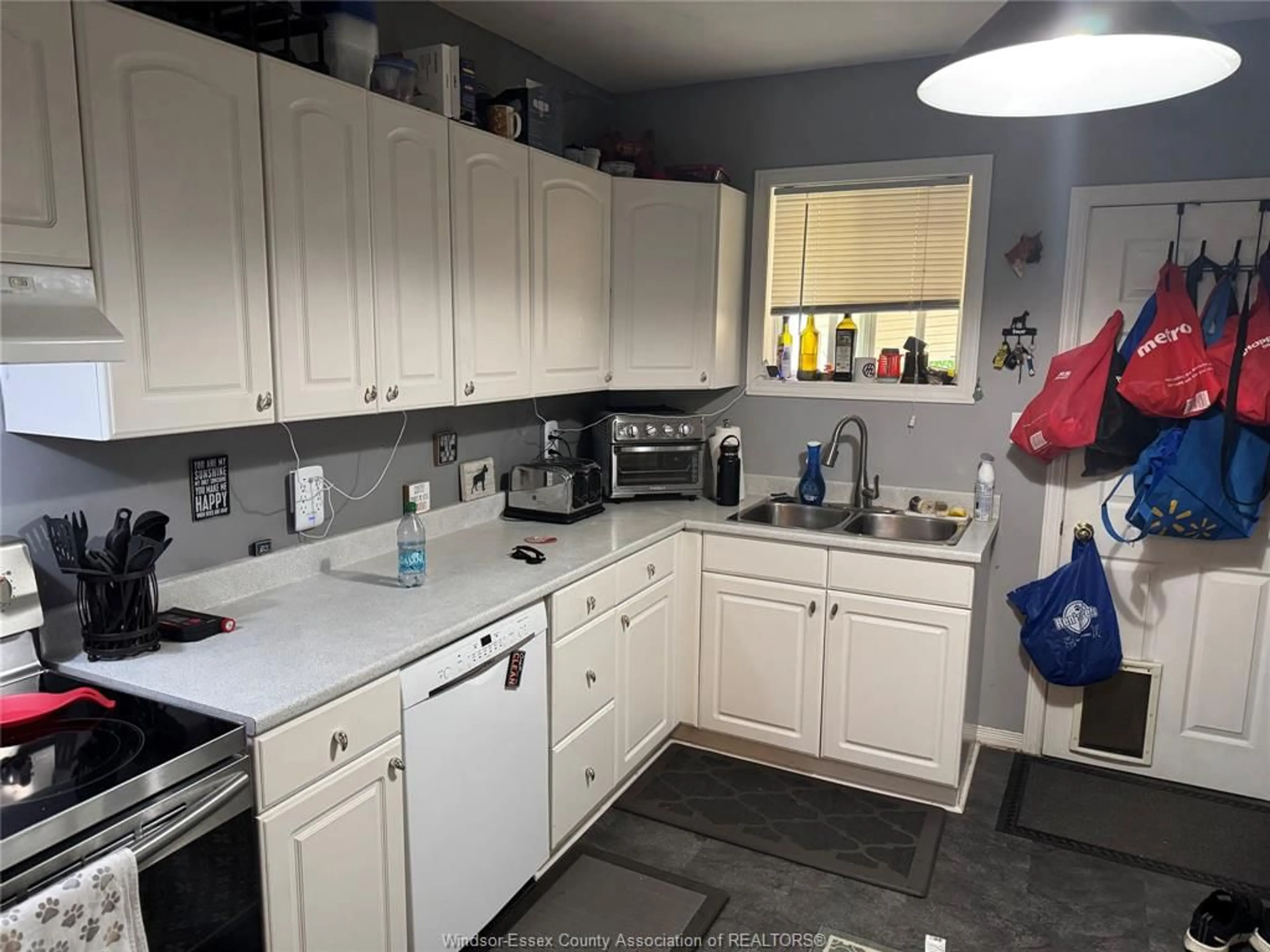 Standard kitchen, unknown for 1056 GLADSTONE, Windsor Ontario N9A 2R8
