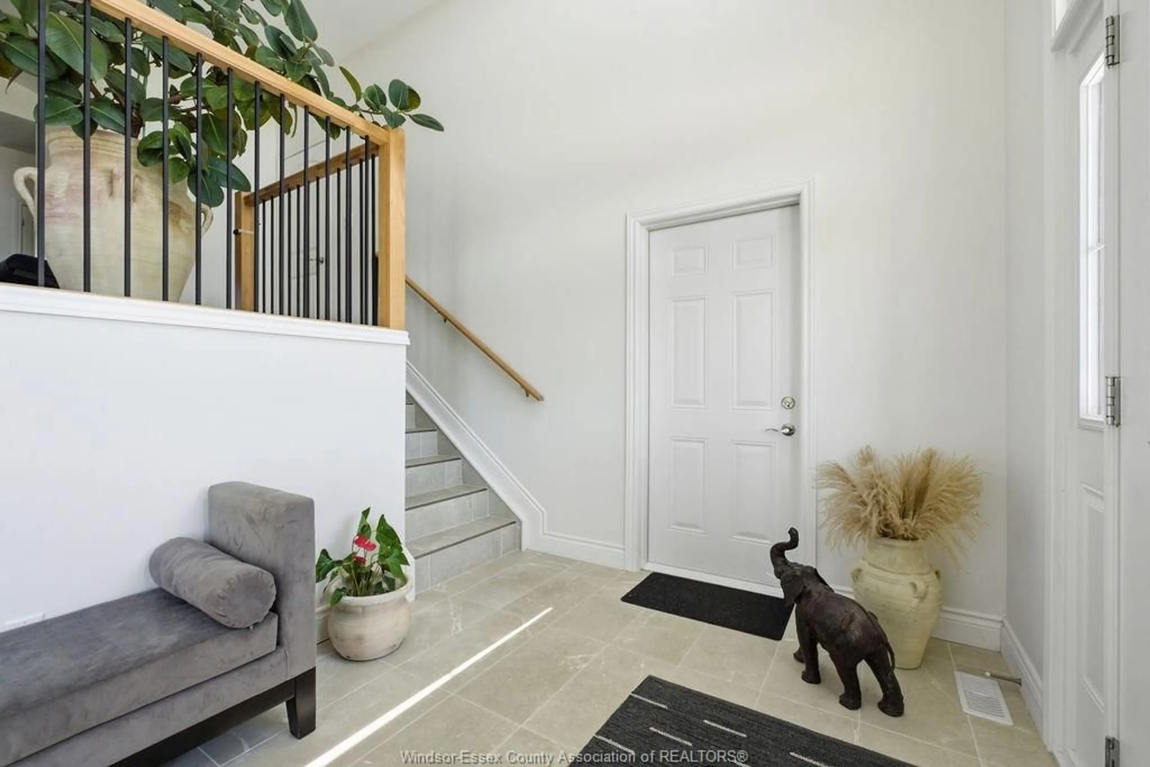 Indoor entryway for 8 LUNDY St, Amherstburg Ontario N9V 0G5