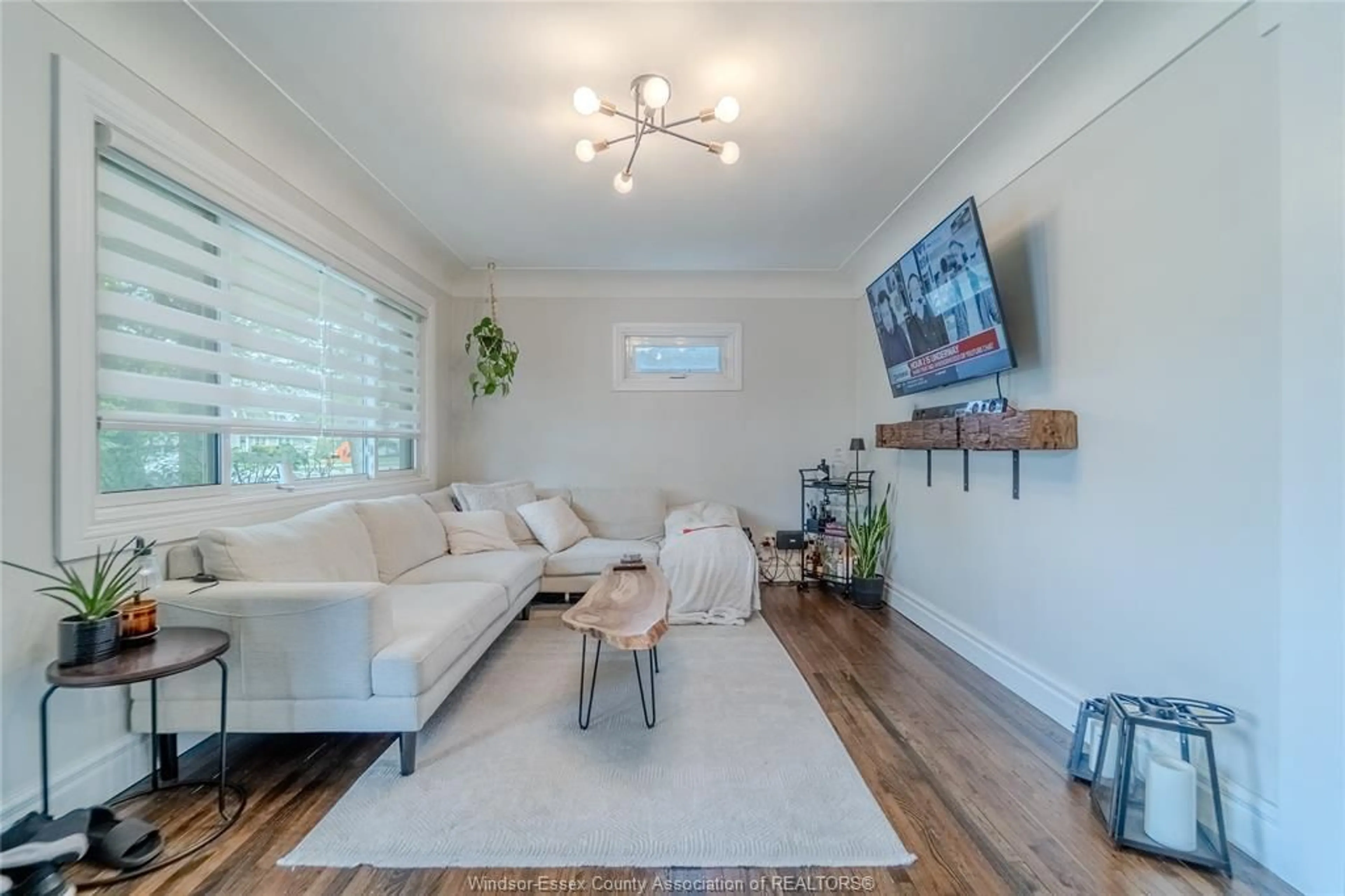 Living room with furniture, wood/laminate floor for 530 Lesperance Rd, Tecumseh Ontario N8N 1W4