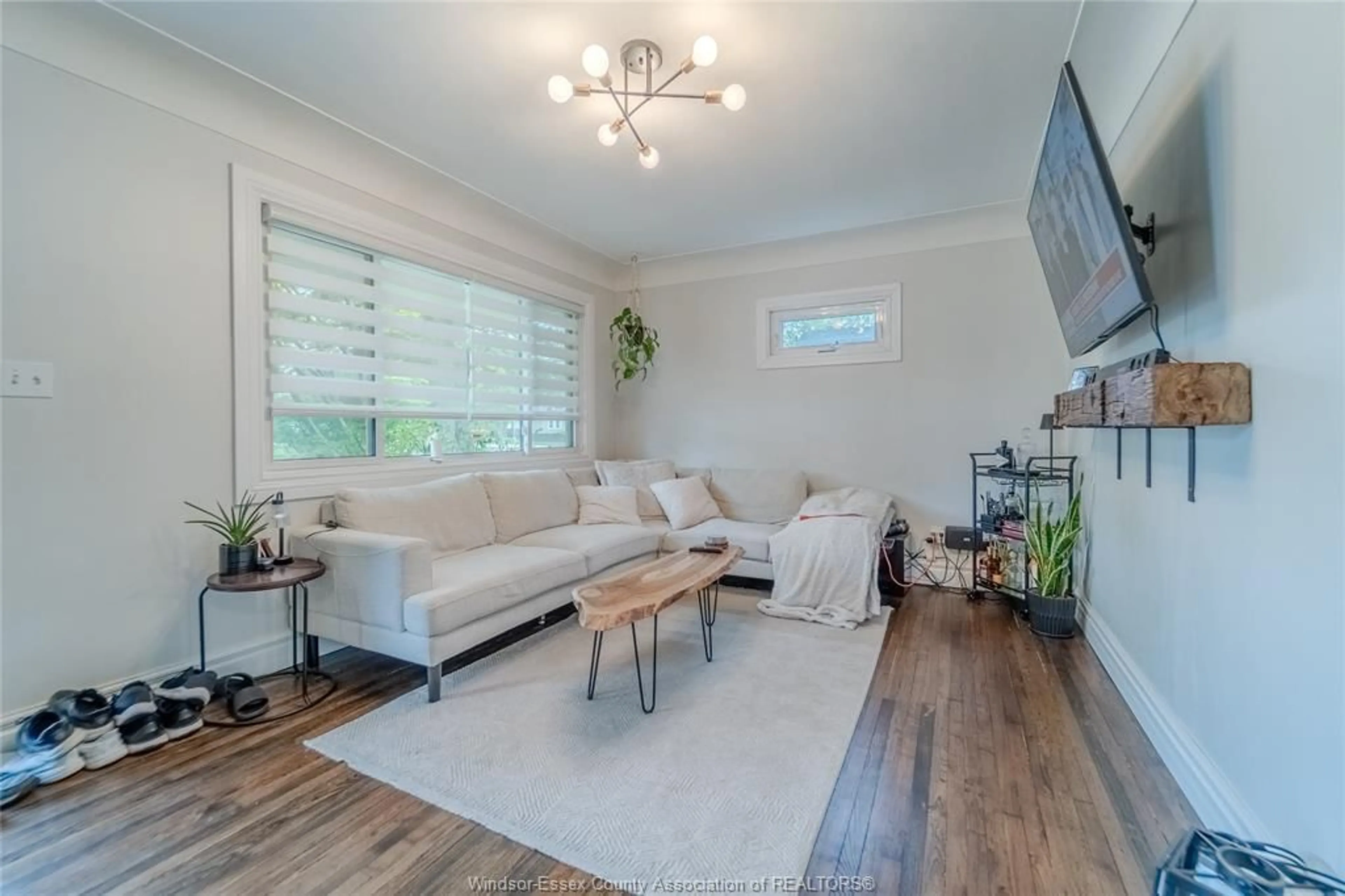 Living room with furniture, wood/laminate floor for 530 Lesperance Rd, Tecumseh Ontario N8N 1W4