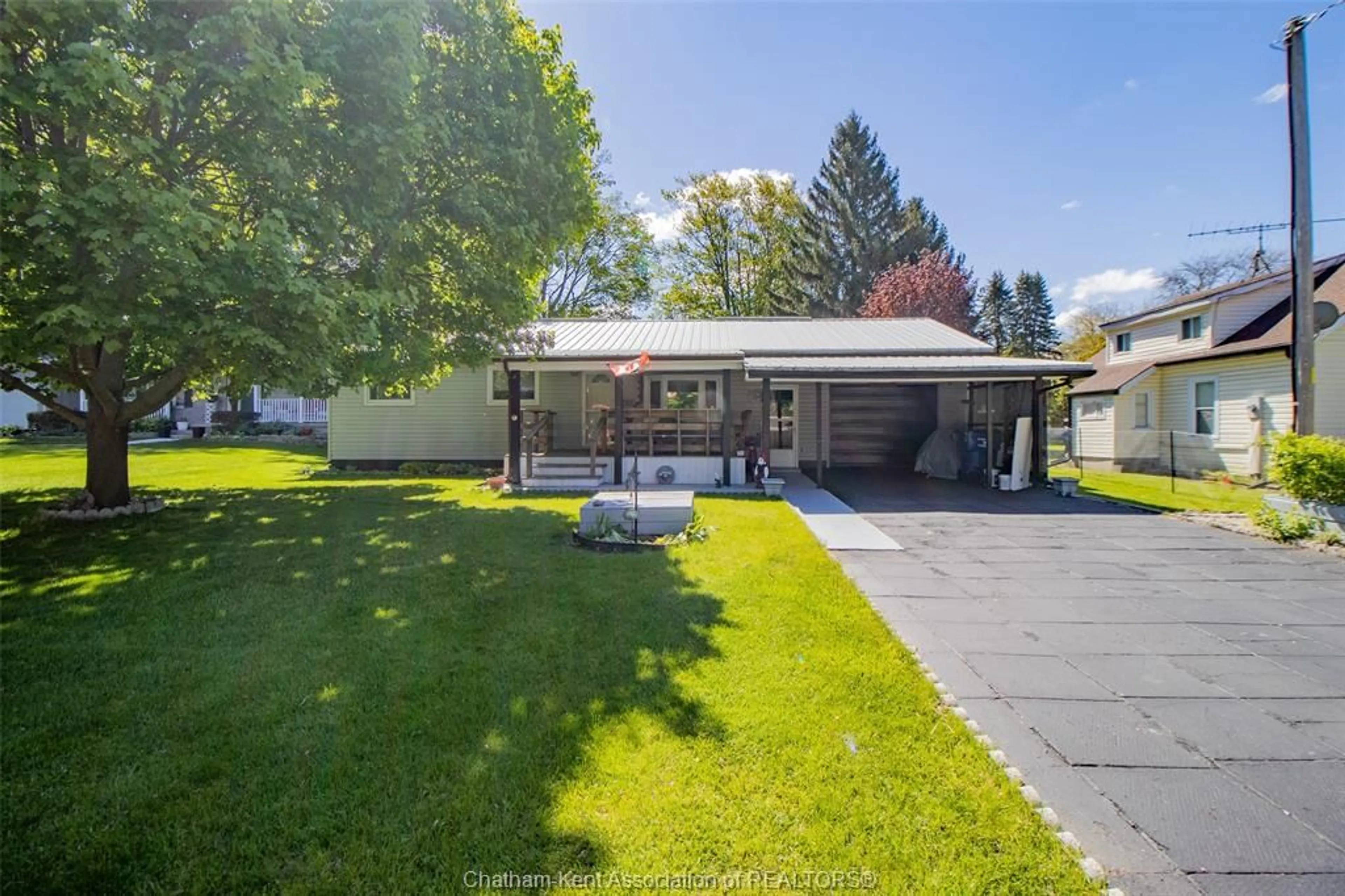 A pic from outside/outdoor area/front of a property/back of a property/a pic from drone, street for 141 WALNUT St, Bothwell Ontario N0P 1C0