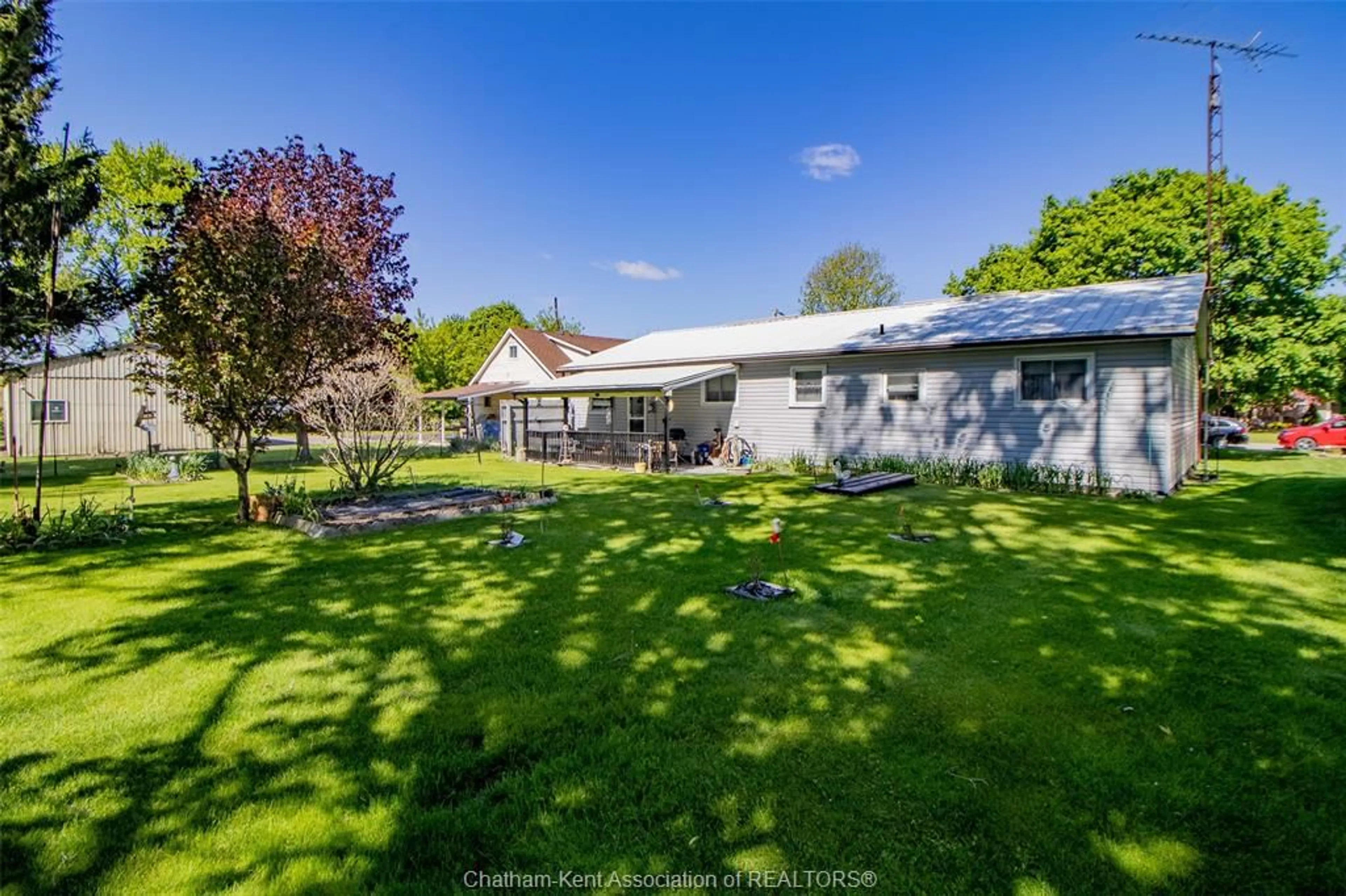 A pic from outside/outdoor area/front of a property/back of a property/a pic from drone, unknown for 141 WALNUT St, Bothwell Ontario N0P 1C0