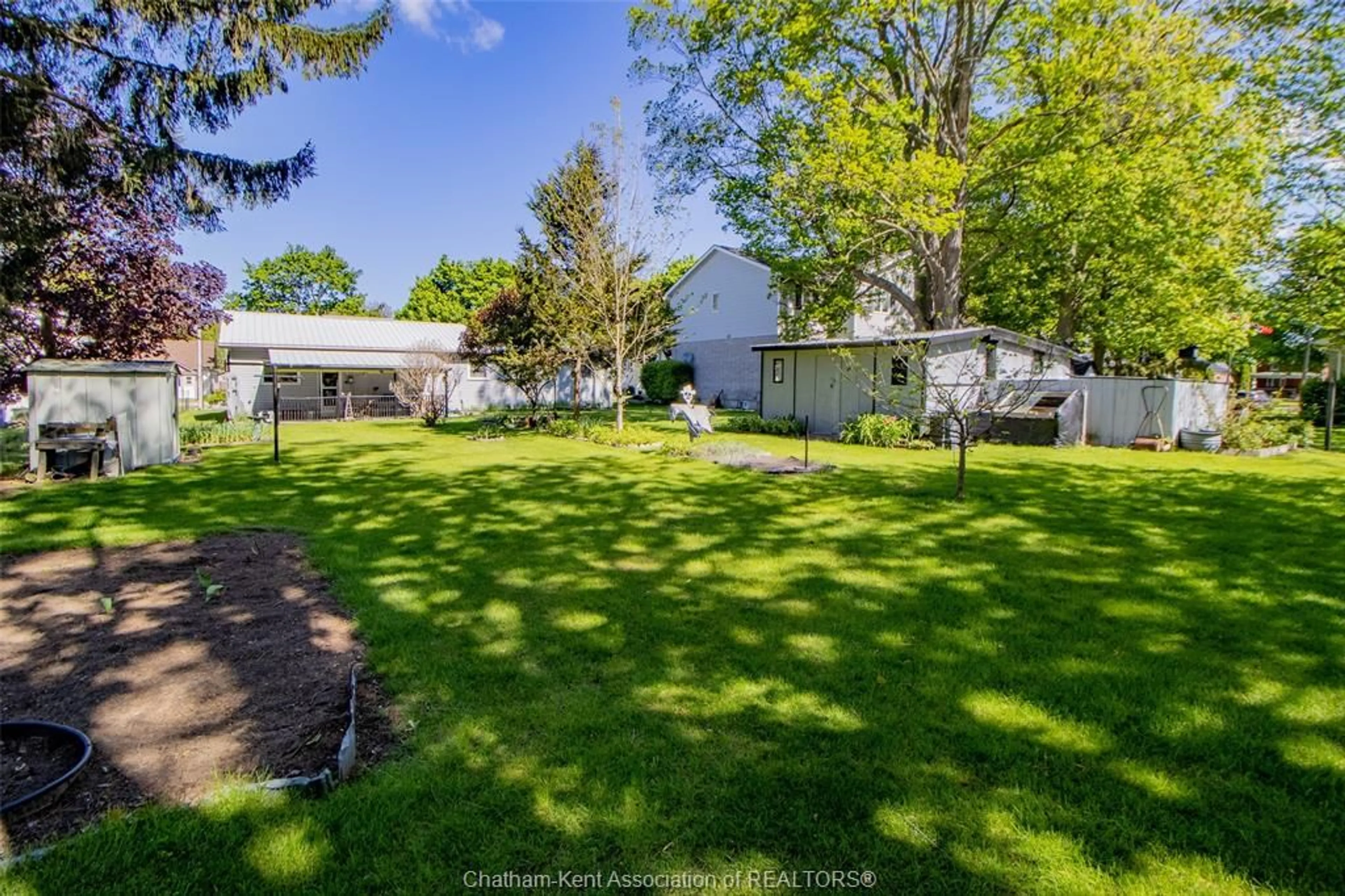 A pic from outside/outdoor area/front of a property/back of a property/a pic from drone, unknown for 141 WALNUT St, Bothwell Ontario N0P 1C0