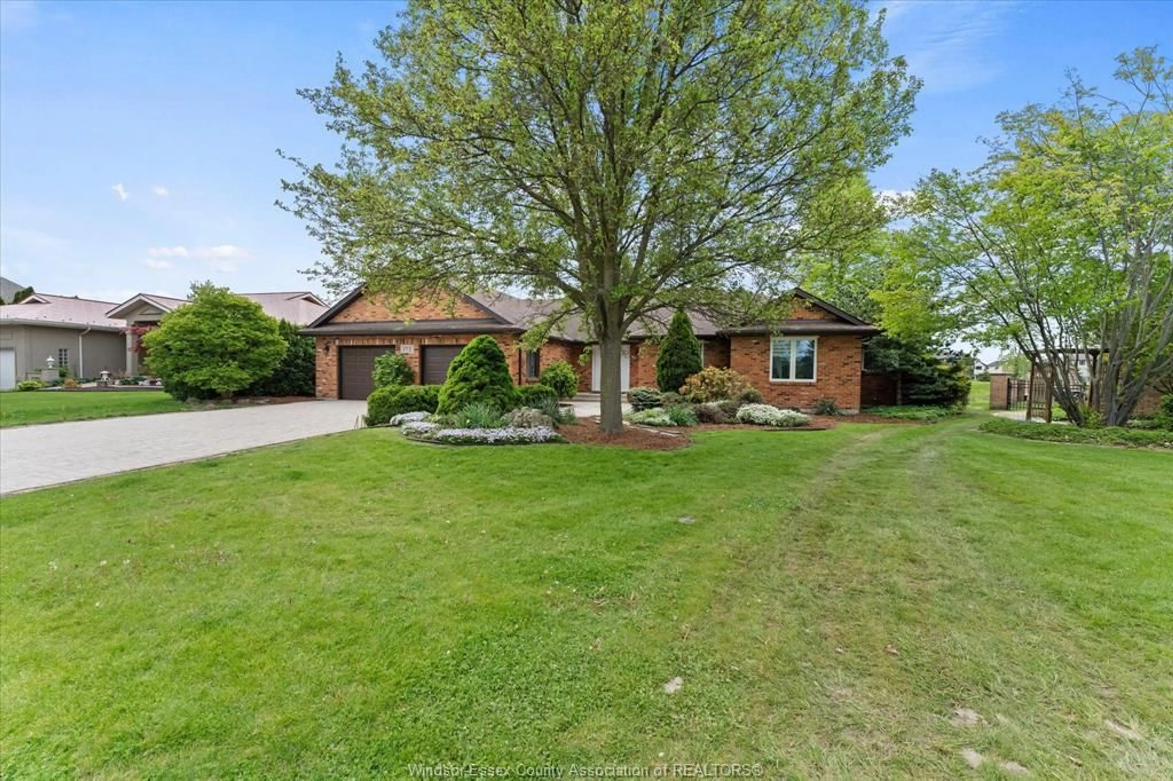 A pic from outside/outdoor area/front of a property/back of a property/a pic from drone, street for 173 CLUBVIEW, Amherstburg Ontario N9V 3Z1