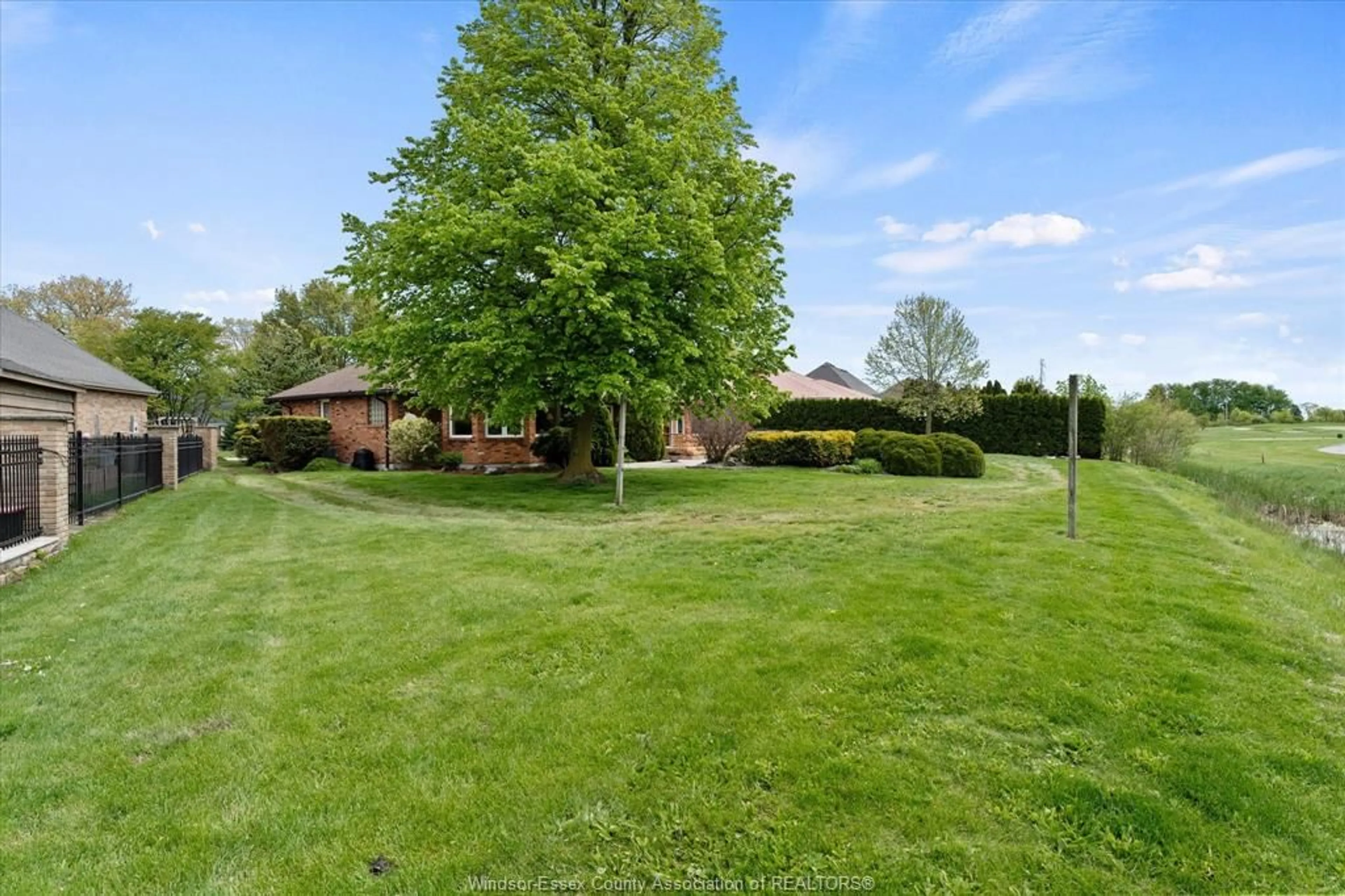 A pic from outside/outdoor area/front of a property/back of a property/a pic from drone, unknown for 173 CLUBVIEW, Amherstburg Ontario N9V 3Z1