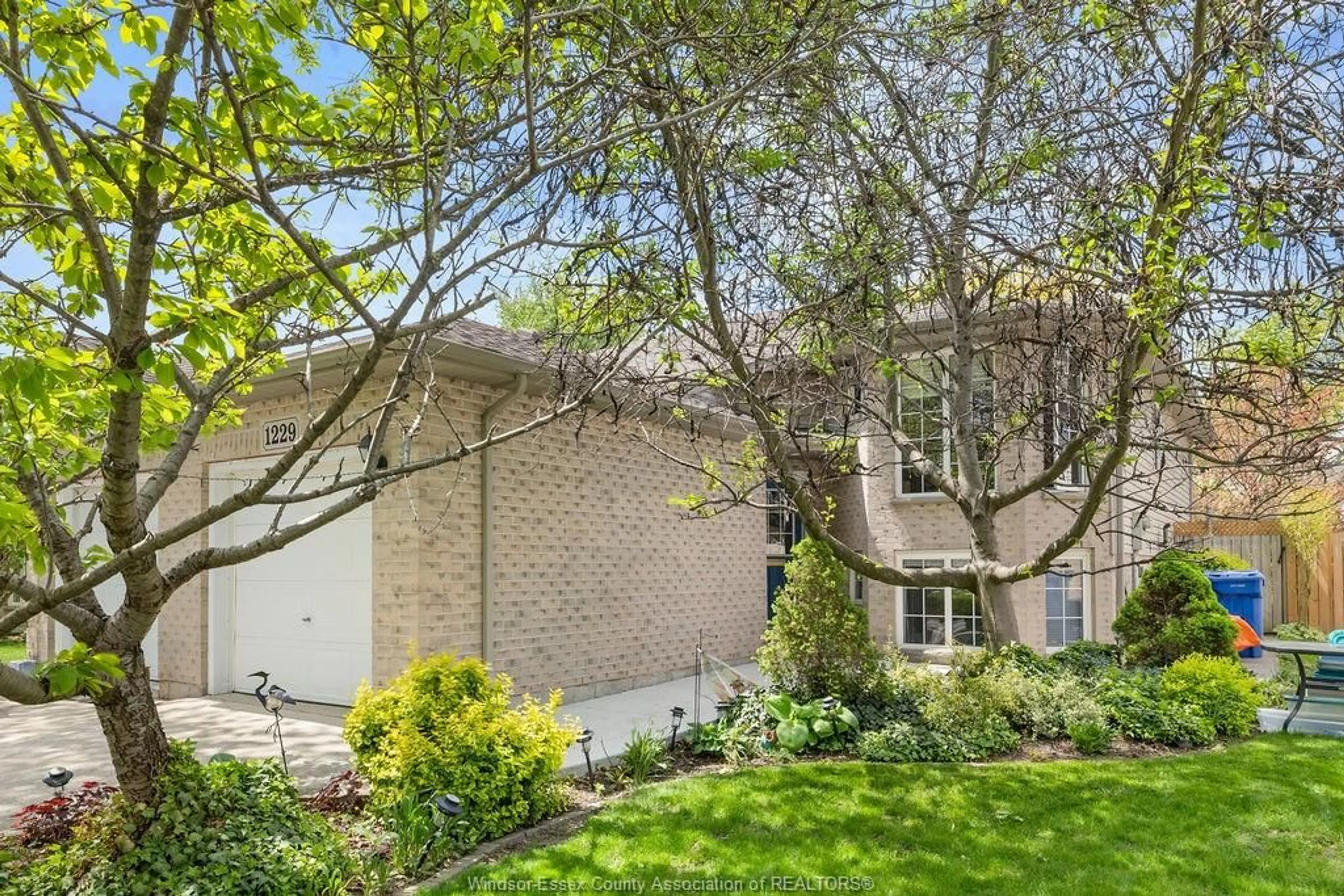 A pic from outside/outdoor area/front of a property/back of a property/a pic from drone, street for 1229 ST. PAUL, Windsor Ontario N8S 4T6