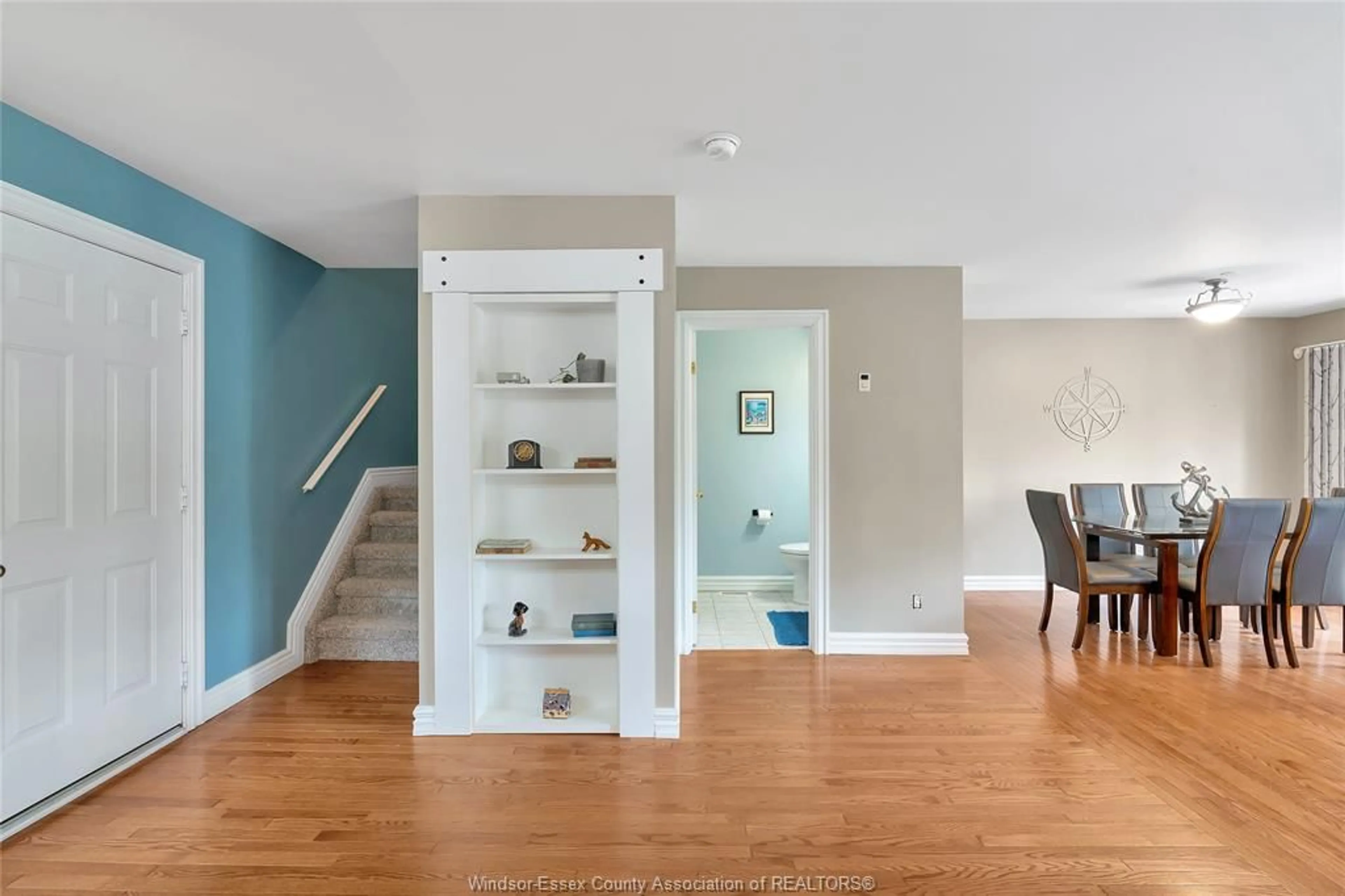 Indoor entryway for 233 CRYSTAL BAY Dr, Amherstburg Ontario N9V 4A6
