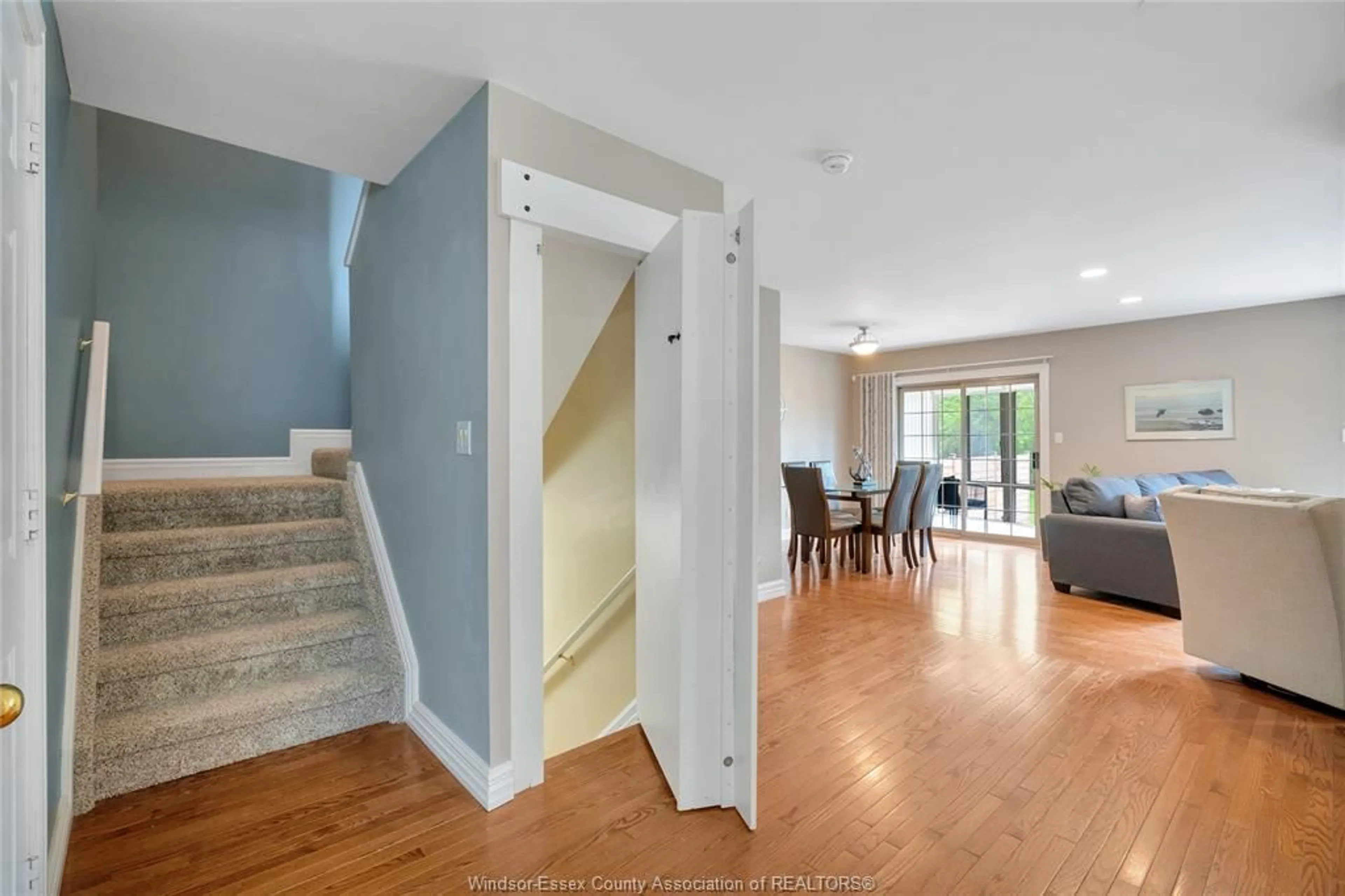 Indoor entryway for 233 CRYSTAL BAY Dr, Amherstburg Ontario N9V 4A6