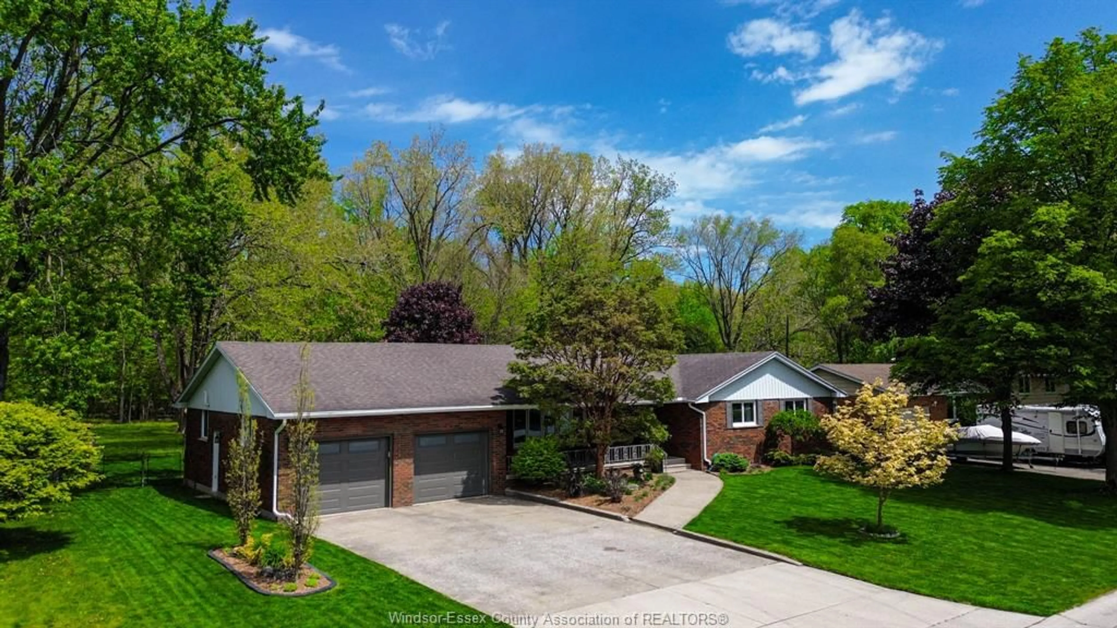A pic from outside/outdoor area/front of a property/back of a property/a pic from drone, street for 2220 BONDY AVE, LaSalle Ontario N9H 1J2