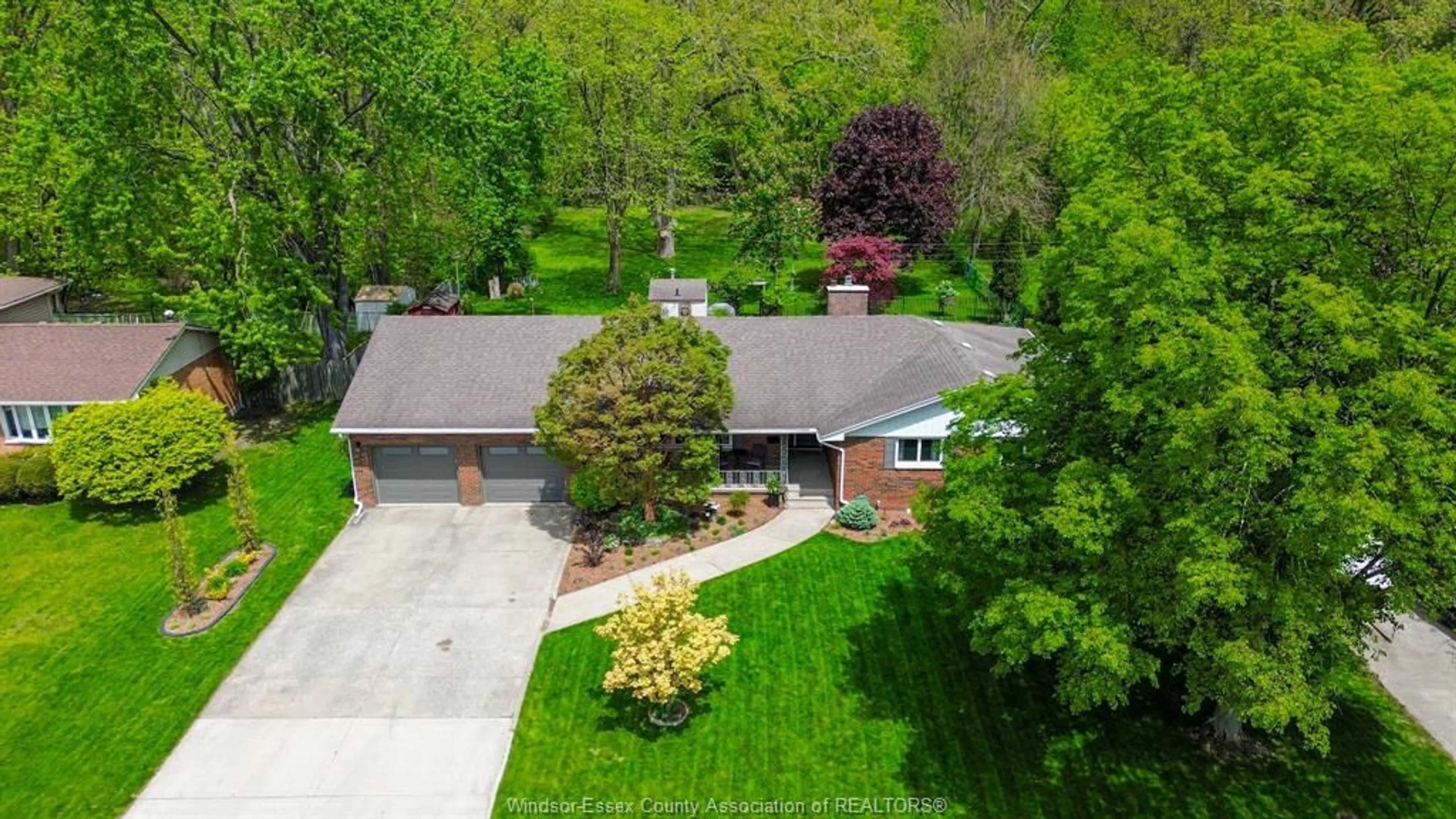 A pic from outside/outdoor area/front of a property/back of a property/a pic from drone, street for 2220 BONDY AVE, LaSalle Ontario N9H 1J2