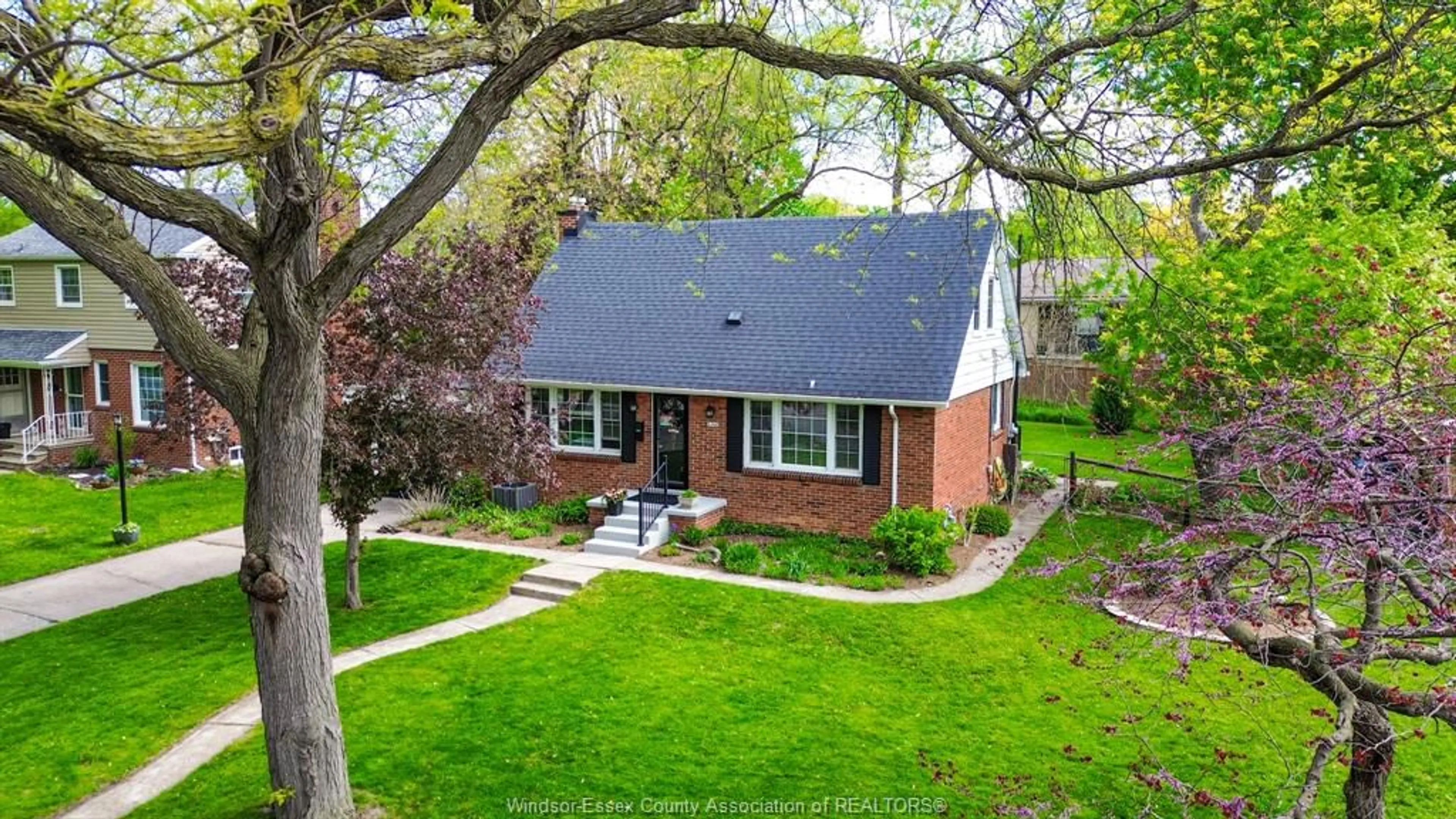 A pic from outside/outdoor area/front of a property/back of a property/a pic from drone, street for 3560 CHURCH ST, Windsor Ontario N9E 1V8