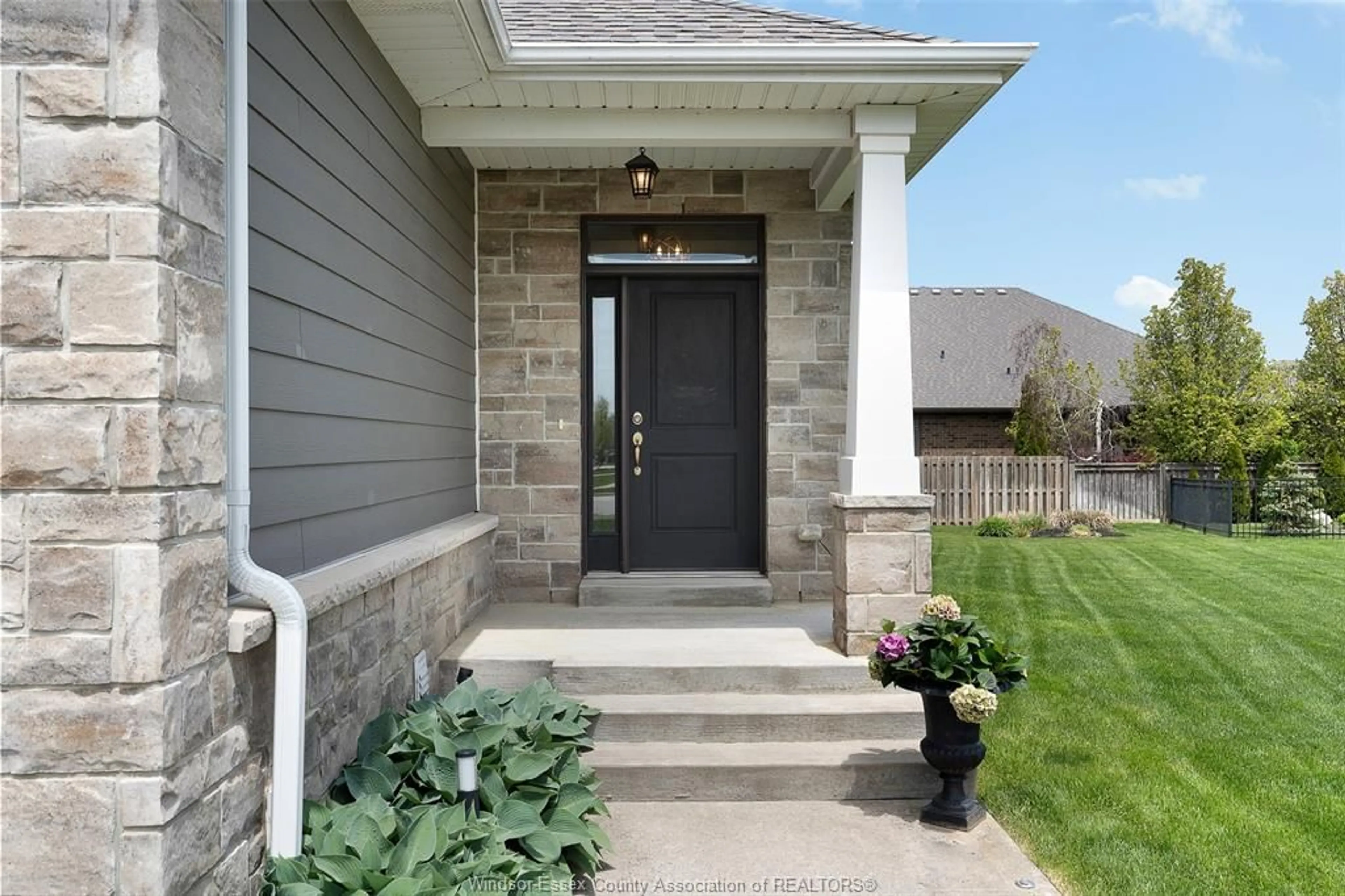 Indoor entryway for 65 ROBIN Crt, Kingsville Ontario N9Y 0E1