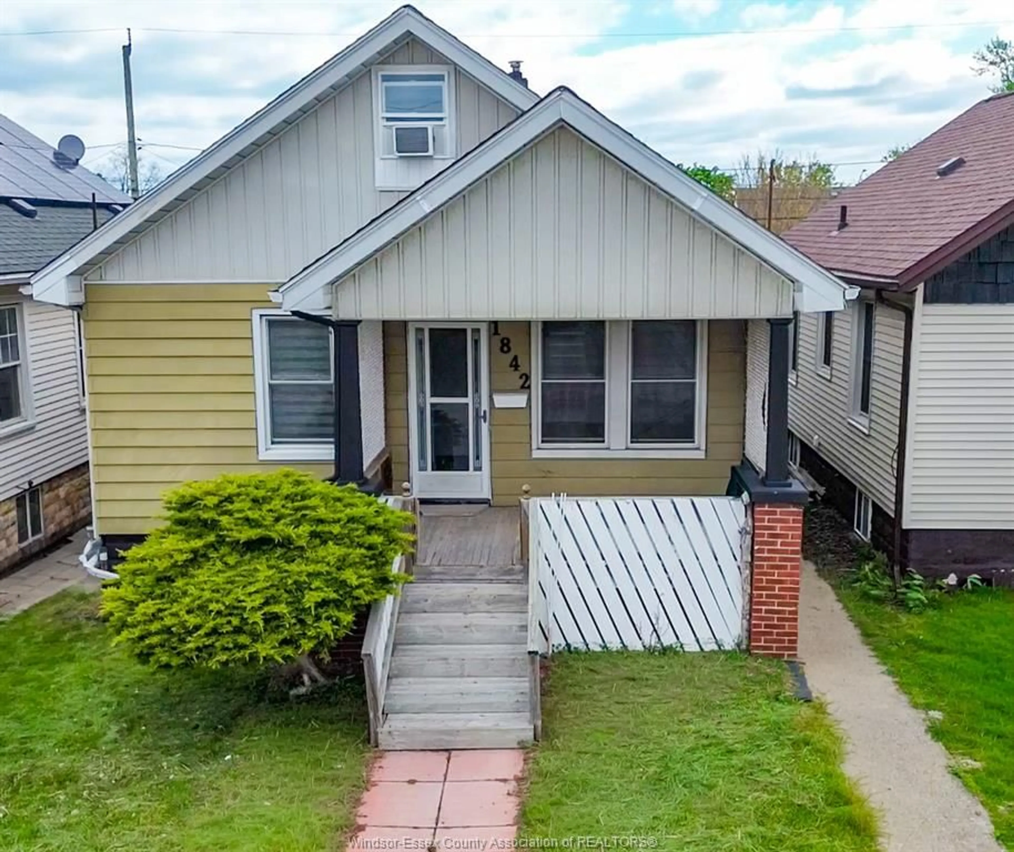 A pic from outside/outdoor area/front of a property/back of a property/a pic from drone, street for 1842 DROUILLARD, Windsor Ontario N8W 3X5