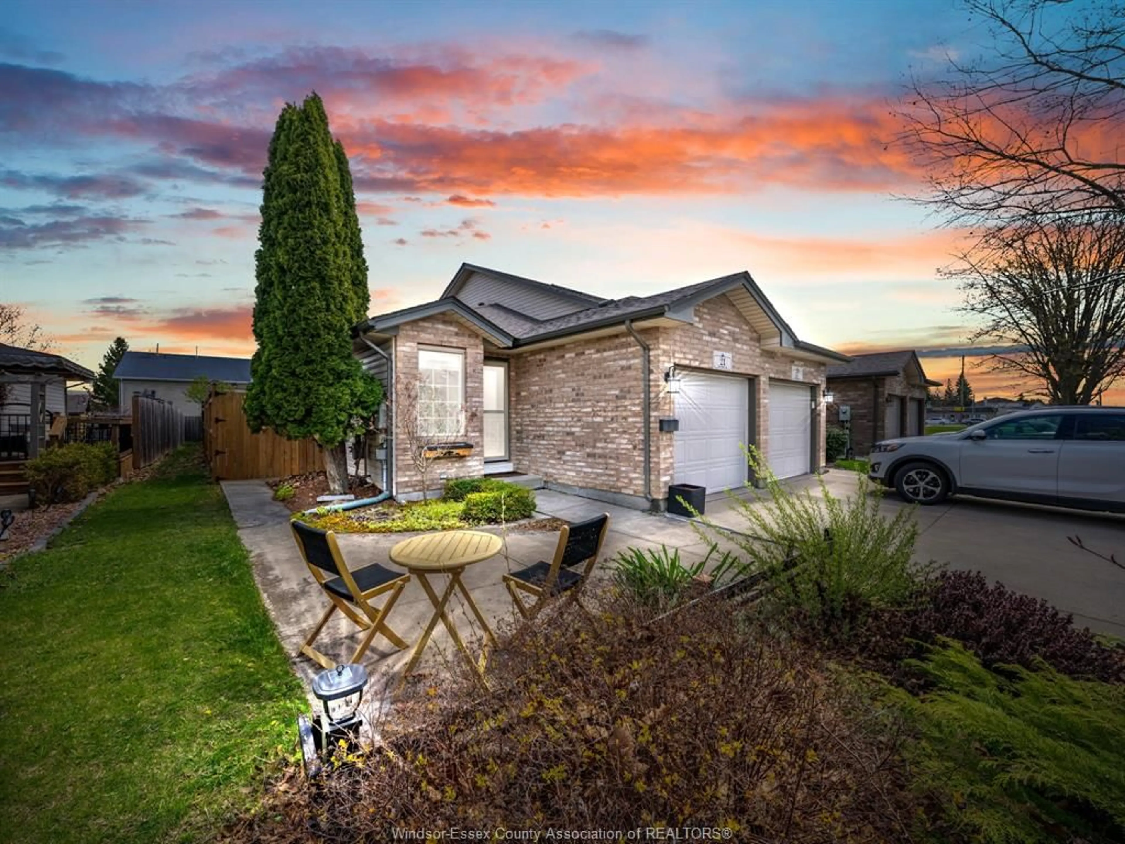 A pic from outside/outdoor area/front of a property/back of a property/a pic from drone, street for 21 TOFFLEMIRE Crt, Amherstburg Ontario N9V 4E3