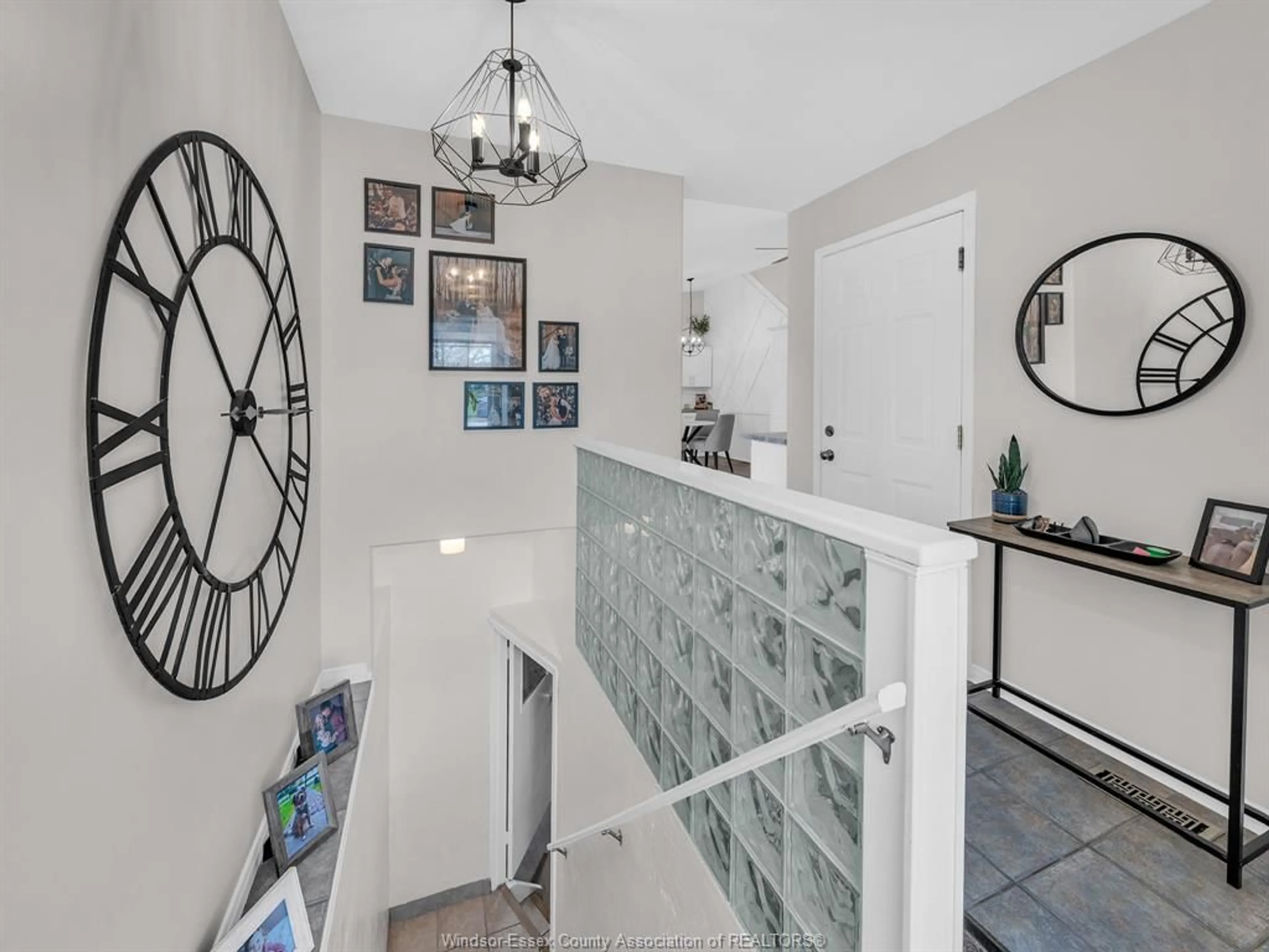 Indoor entryway for 21 TOFFLEMIRE Crt, Amherstburg Ontario N9V 4E3