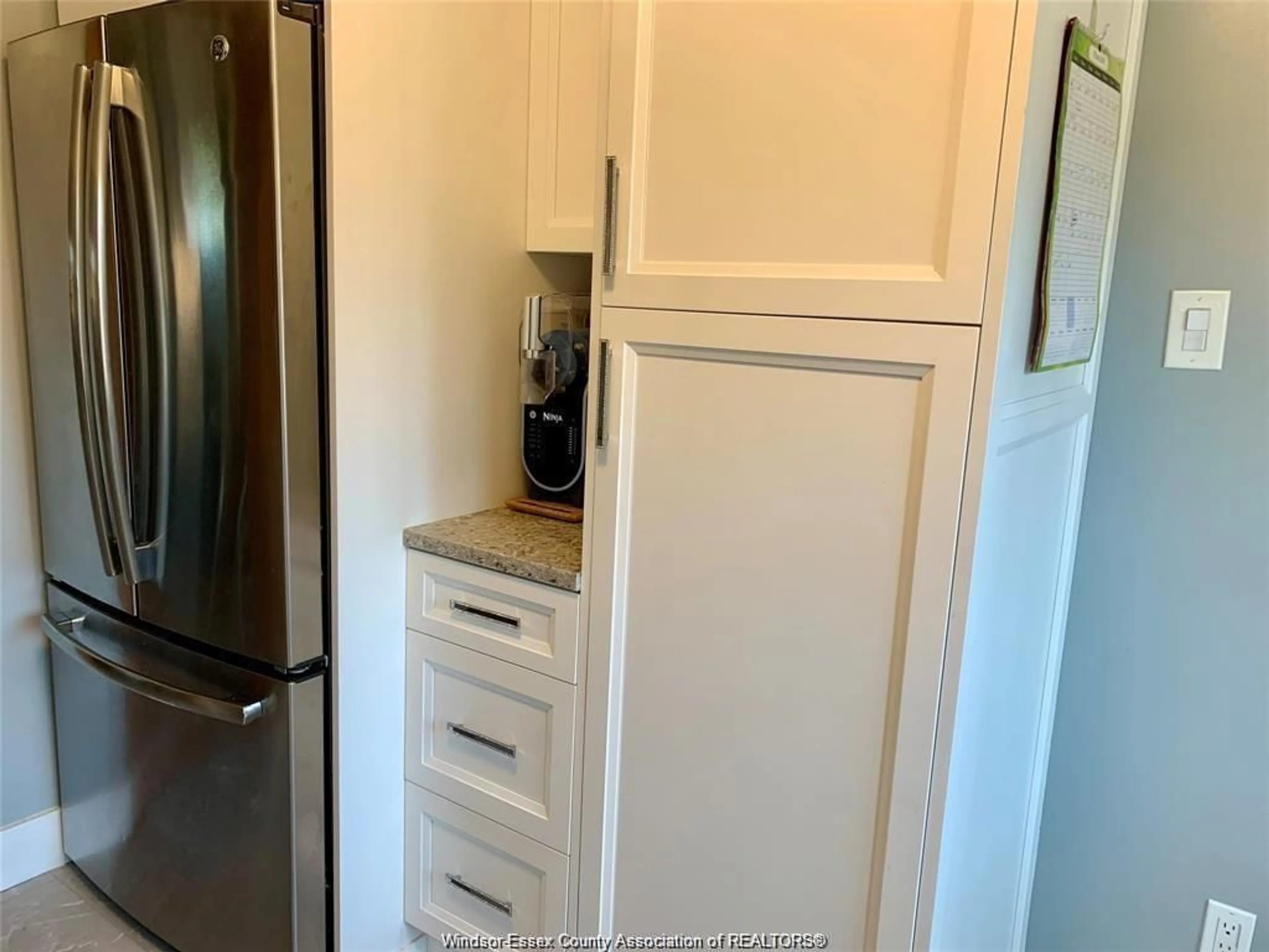Standard kitchen, wood/laminate floor for 2943 MANCHESTER Rd, Windsor Ontario N9C 1X5
