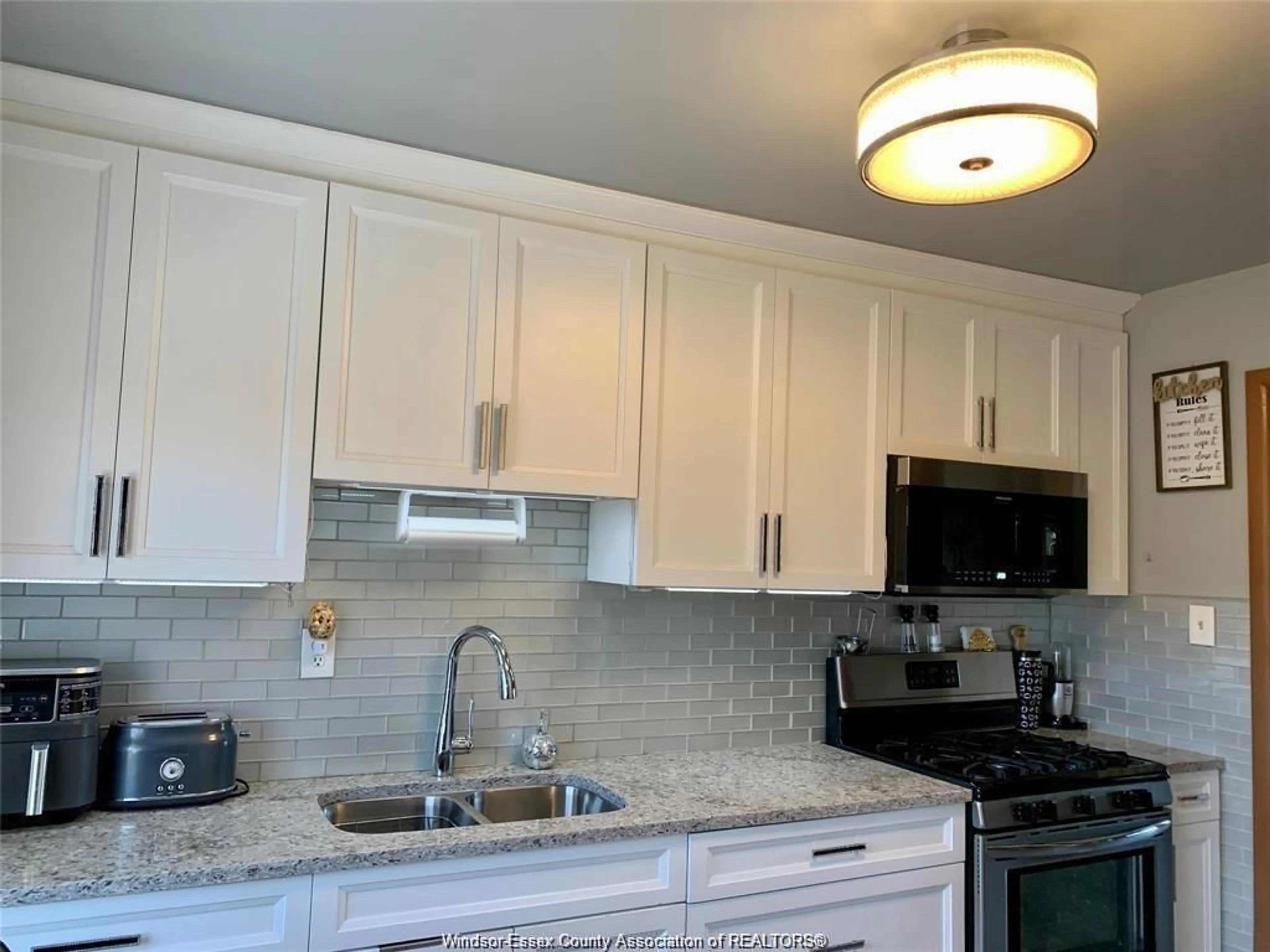 Standard kitchen, ceramic/tile floor for 2943 MANCHESTER Rd, Windsor Ontario N9C 1X5