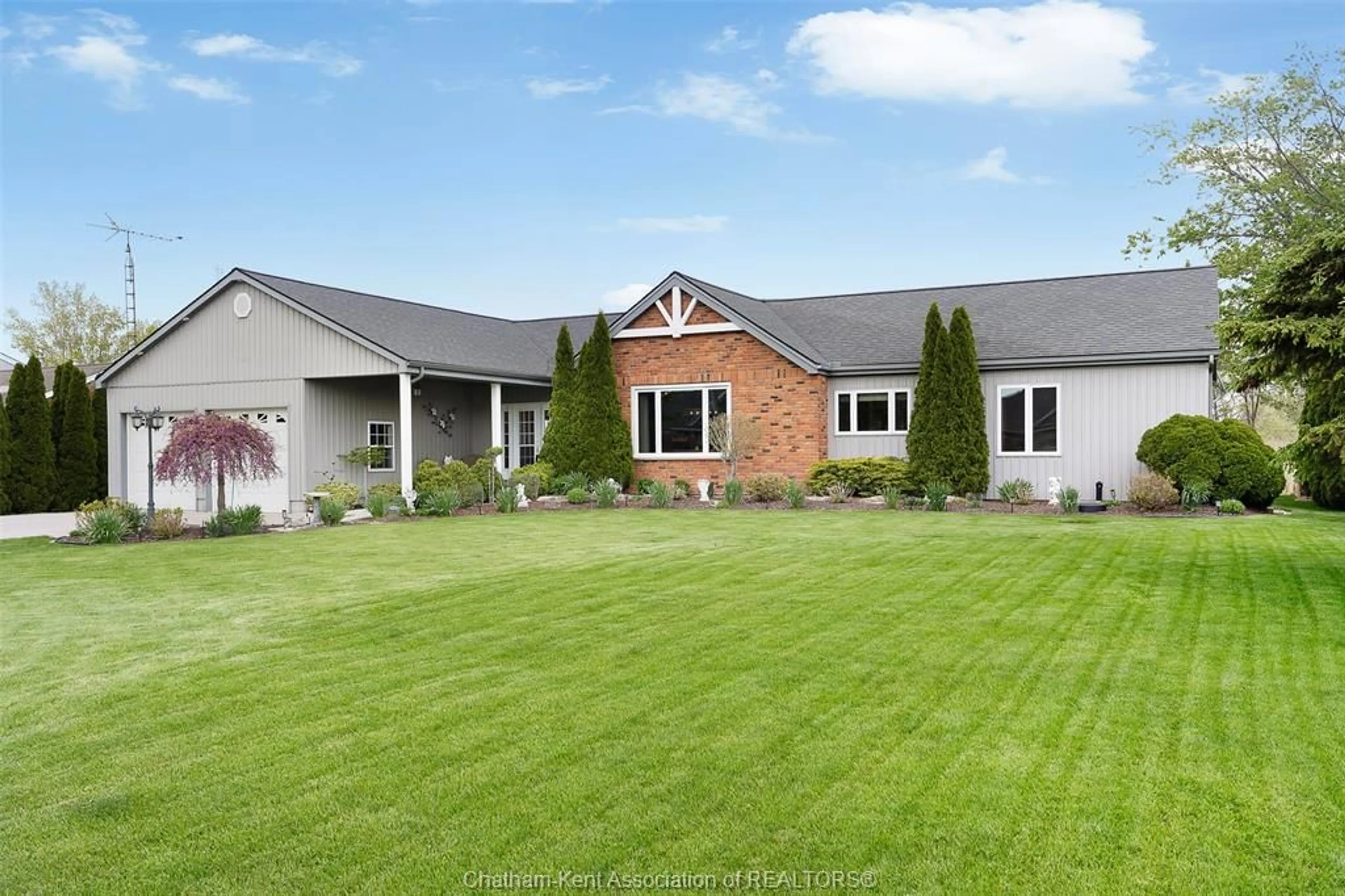 A pic from outside/outdoor area/front of a property/back of a property/a pic from drone, building for 970 RIVAIT Dr, Lighthouse Cove Ontario N0P 2L0