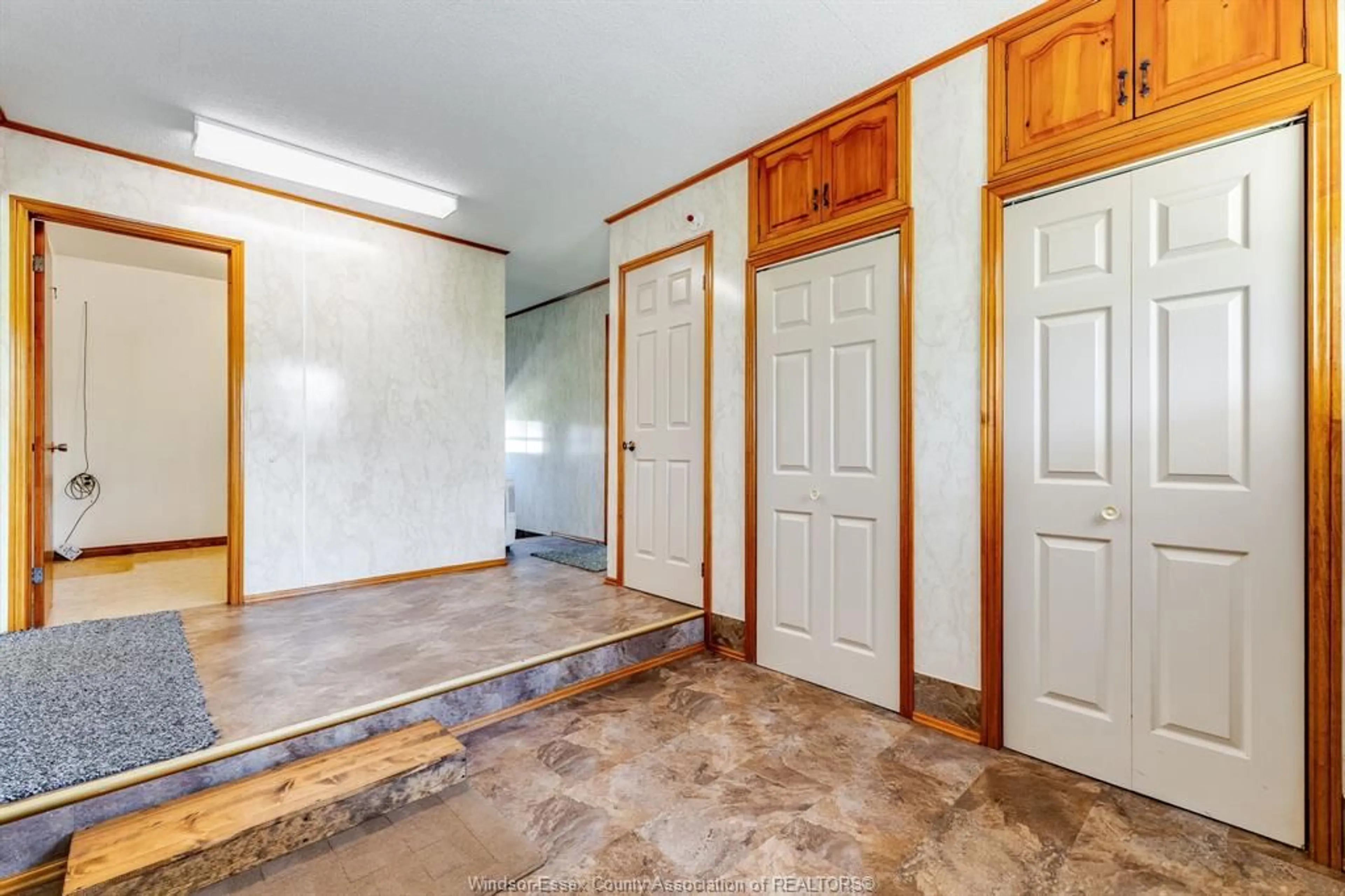 Indoor foyer for 751 HIGHWAY 77, Leamington Ontario N8H 3V8