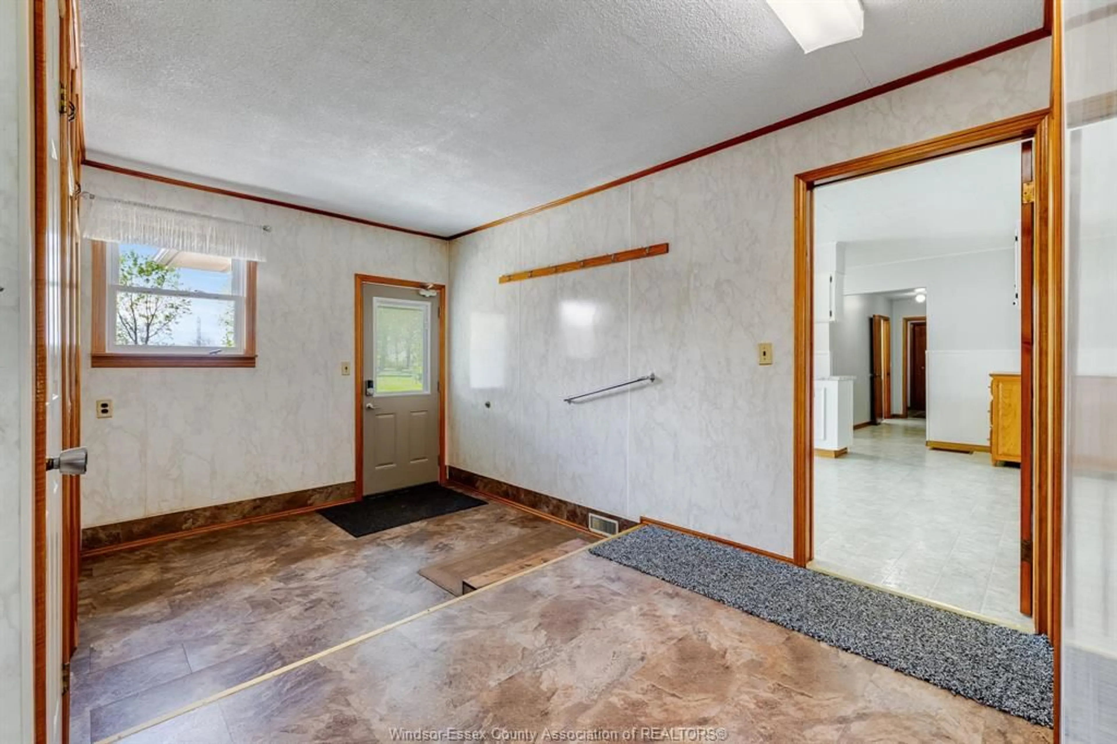 Indoor foyer for 751 HIGHWAY 77, Leamington Ontario N8H 3V8