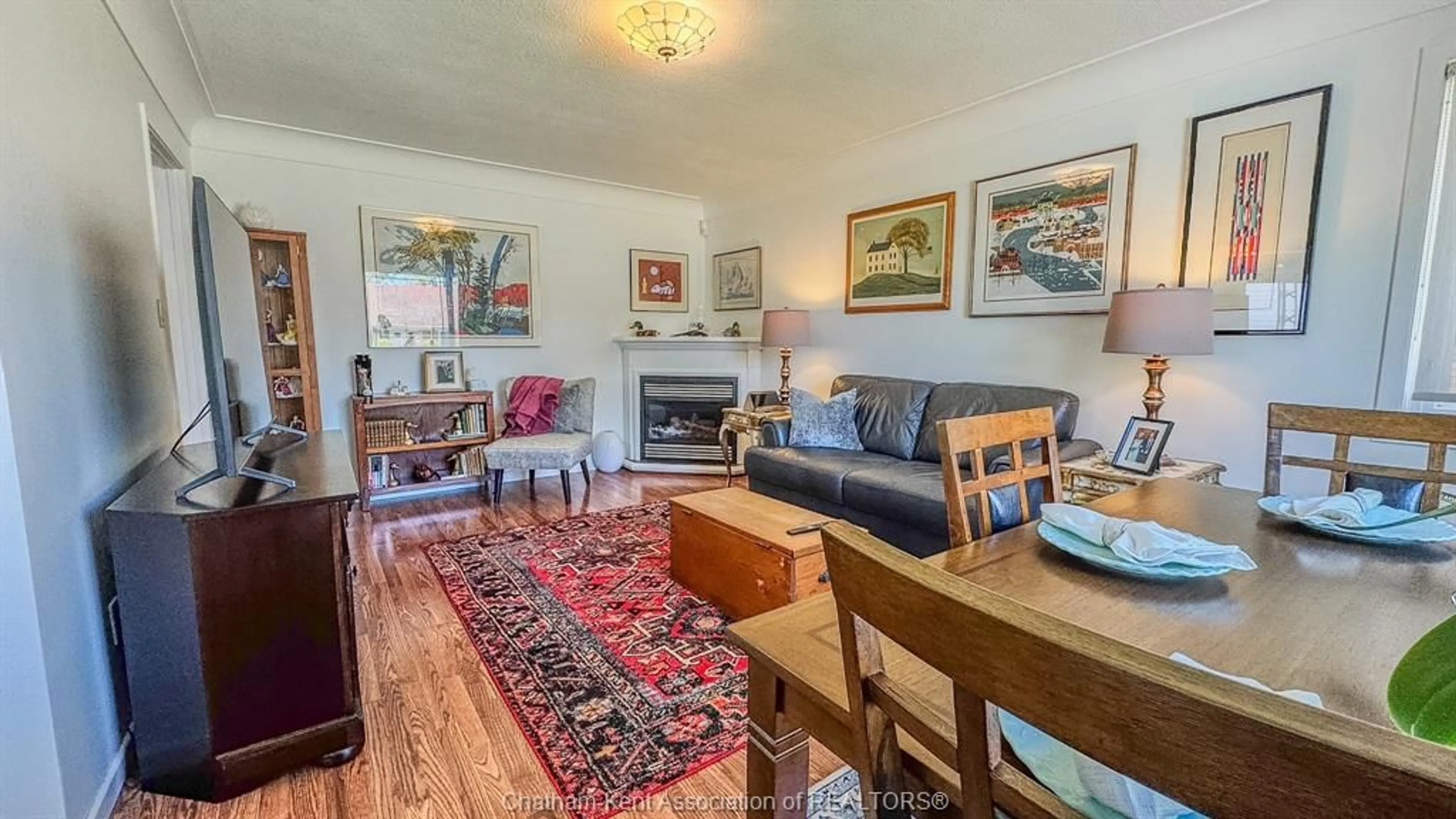 Living room with furniture, wood/laminate floor for 94 Stanley Blvd, Chatham Ontario N7M 3J3
