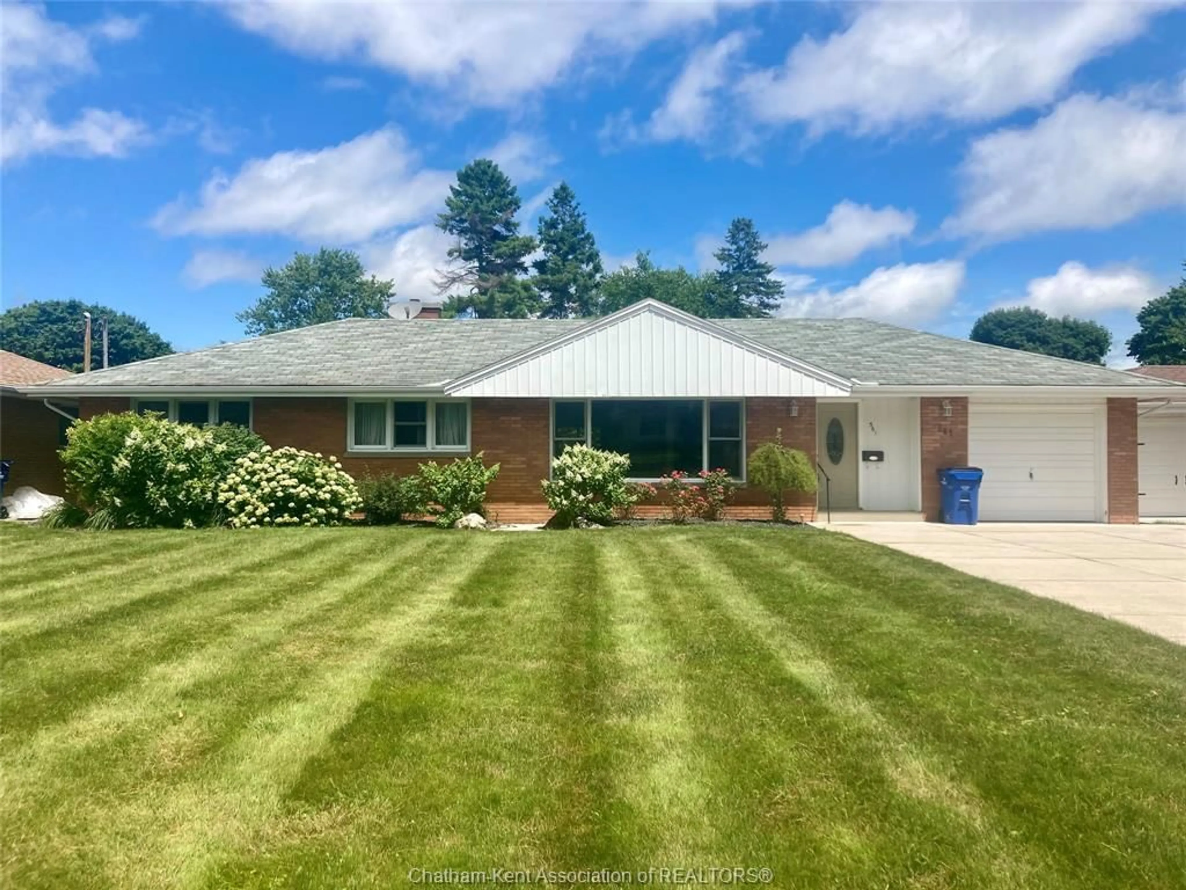 A pic from outside/outdoor area/front of a property/back of a property/a pic from drone, unknown for 561 Lacroix St, Chatham Ontario N7M 2X3