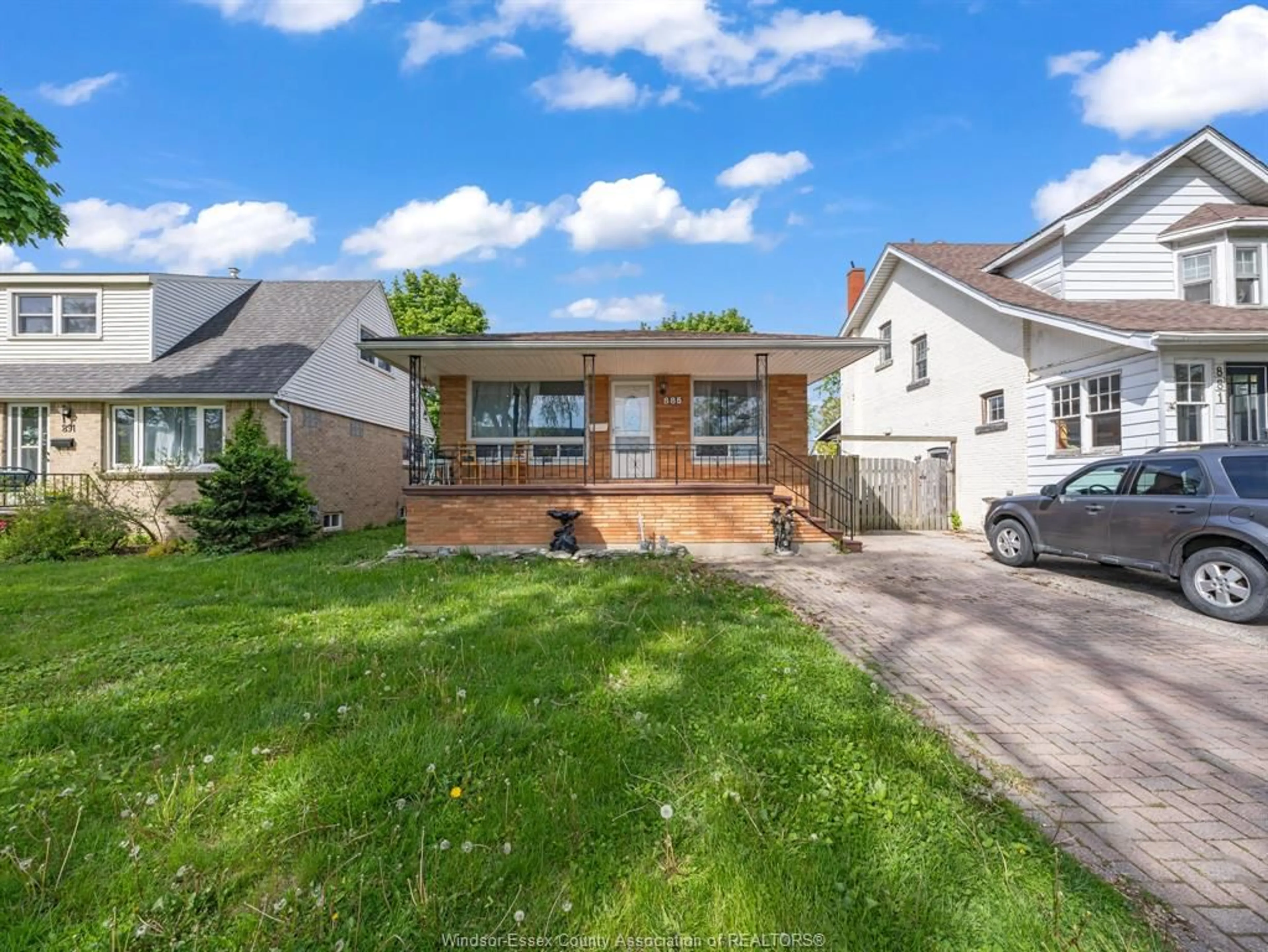 A pic from outside/outdoor area/front of a property/back of a property/a pic from drone, street for 885 RAYMO, Windsor Ontario N8Y 4A5
