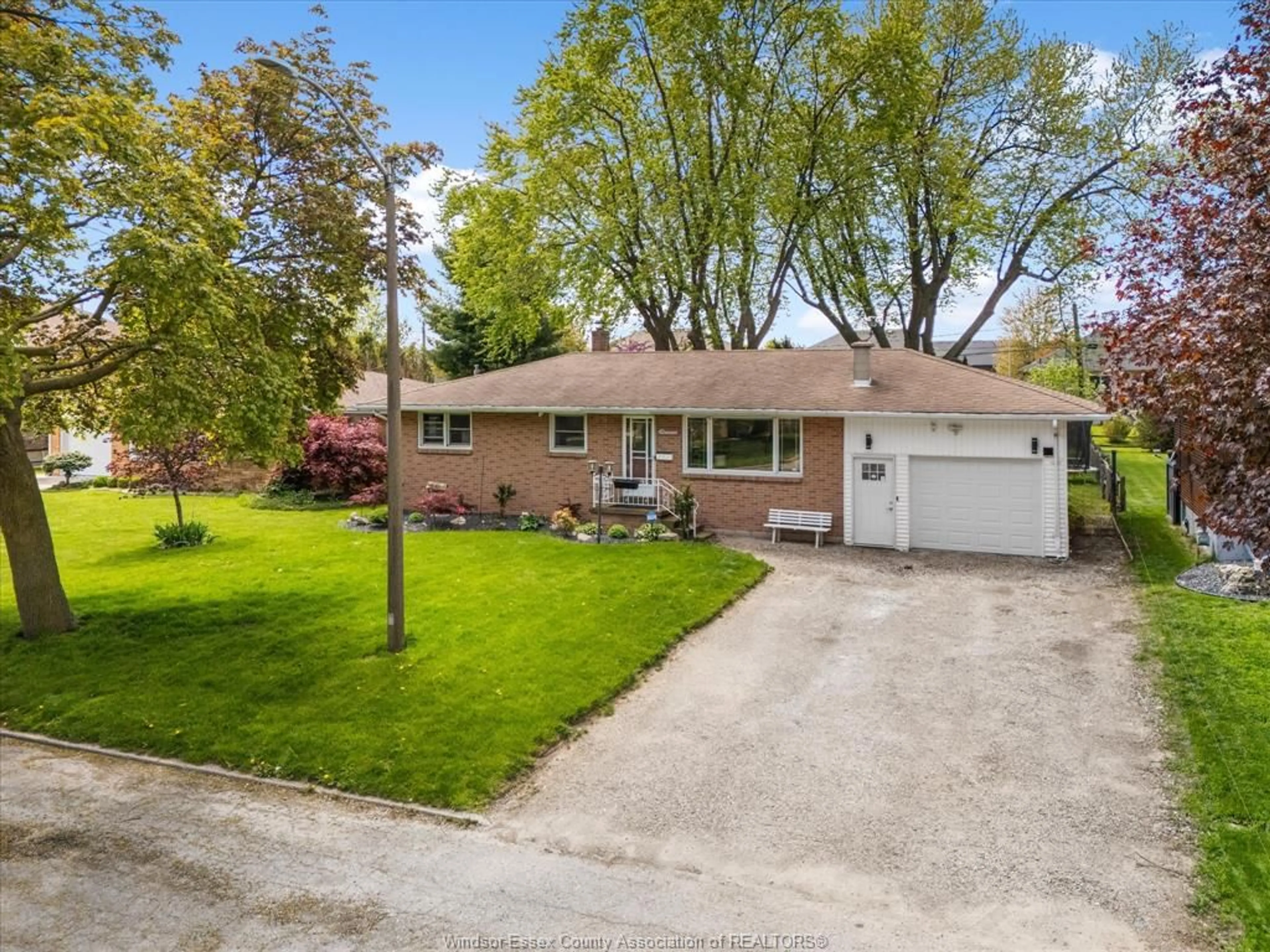 A pic from outside/outdoor area/front of a property/back of a property/a pic from drone, street for 11 WARREN Ave, Leamington Ontario N8H 2R3