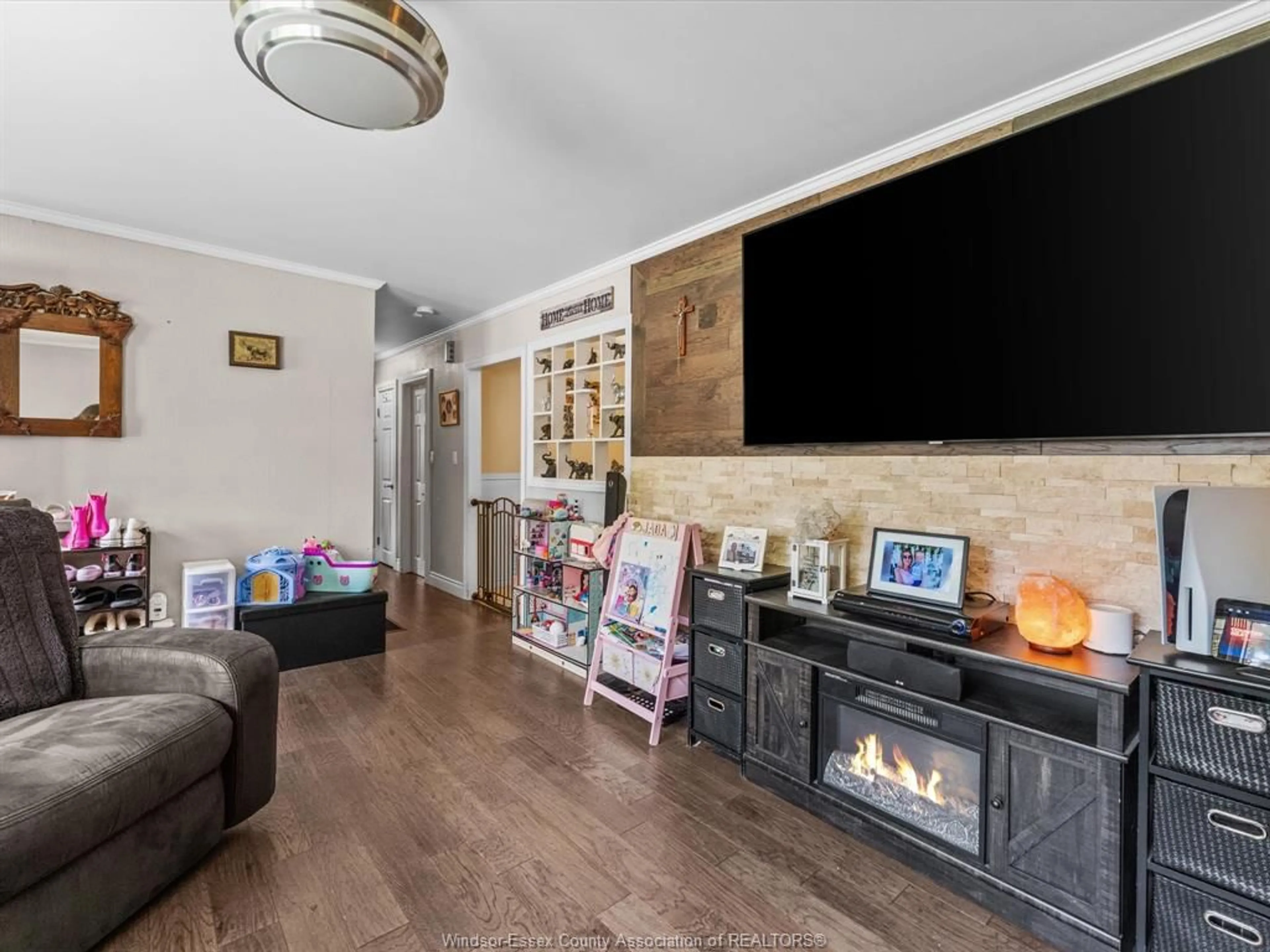 Home theater for 11 WARREN Ave, Leamington Ontario N8H 2R3